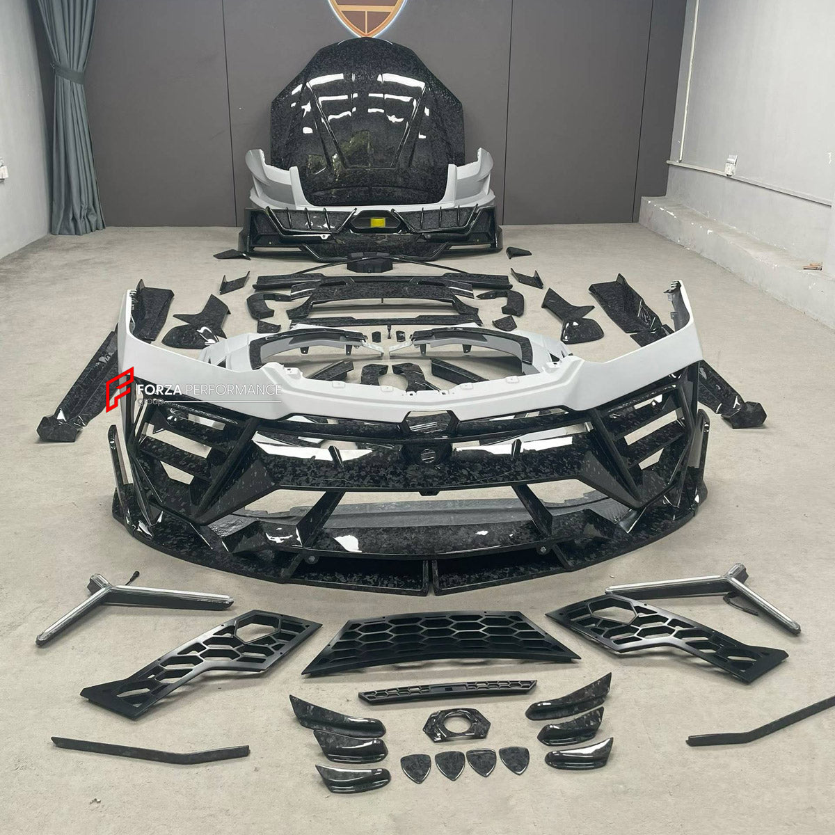 CARBON WIDE BODY KIT for LAMBORGHINI URUS SE 2024+ FORZA PERFORMANCE custom fit Mansory Style

Set includes:
Front Lip
Front Bumper Assembly
Hood Bonnet
Fender Flares
Side Mirror Covers
Side Skirts
Rear Bumper Assembly
Rear Diffuser

Material: Carbon

NOTE: Professional installation is required.