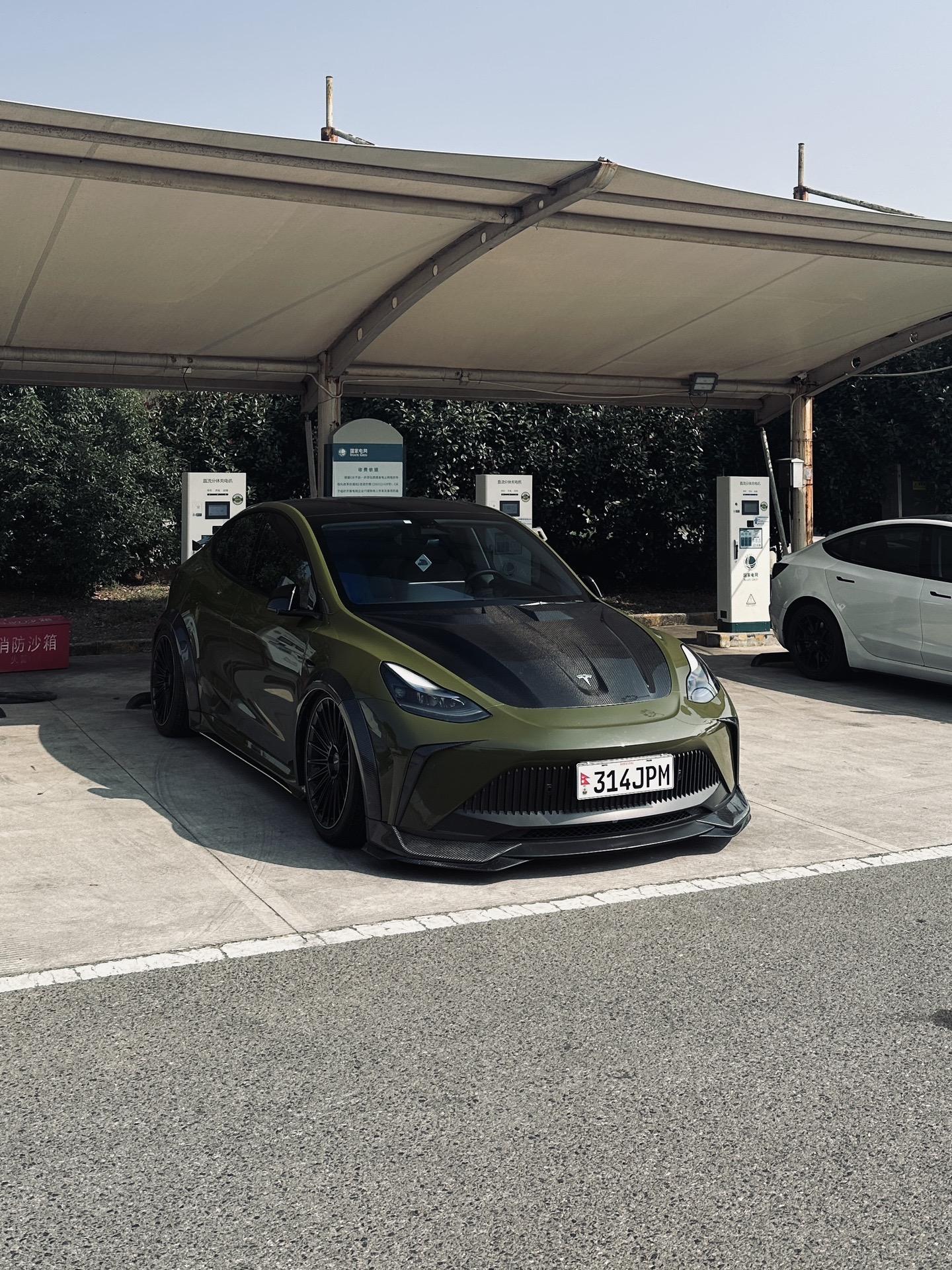 CARBON WIDE BODY KIT for TESLA MODEL Y 2020 - 2024

Set includes:

Front Lip
Front Bumper Assembly

Front Fender Flares
Hood / Bonnet

Side Skirts

Rear Fender Flares
Rear Spoiler
Rear Bumper
Rear Diffuser

Material:&nbsp;Wet Carbon with Fiberglass

NOTE:&nbsp;Professional installation is required.

Why “Contact Us for Pricing”?

We don’t display fixed prices because our goal is to offer you the most competitive deal possible. Product costs often decrease over time, and by requesting a quote, you’ll receive