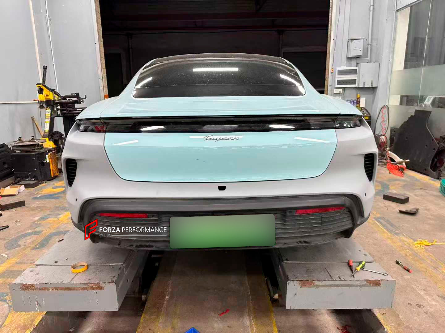 CONVERSION BODY KIT for PORSCHE TAYCAN J1.1 2020 - 2024 UPGRADE to PORSCHE TAYCAN TURBO J1.2 2025+ FACELIFT

Set includes:

Carbon Front Lip
Front Bumper

Rear Bumper


Material: Plastic
