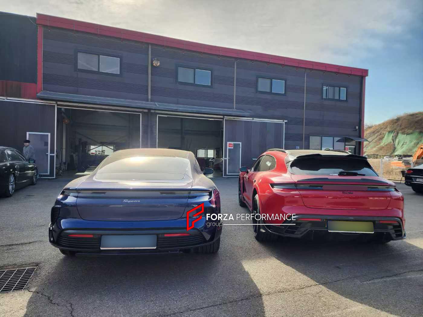 CONVERSION BODY KIT for PORSCHE TAYCAN J1.1 2020-2024 SPORT TURISMO UPGRADE to PORSCHE TAYCAN J1.2 TURBO GT 2025+ FACELIFT

Set includes:

Front Lip
Front Bumper
Side Skirts
Rear Bumper
Rear Diffuser

Material: Plastic

Note: Professional installation is required