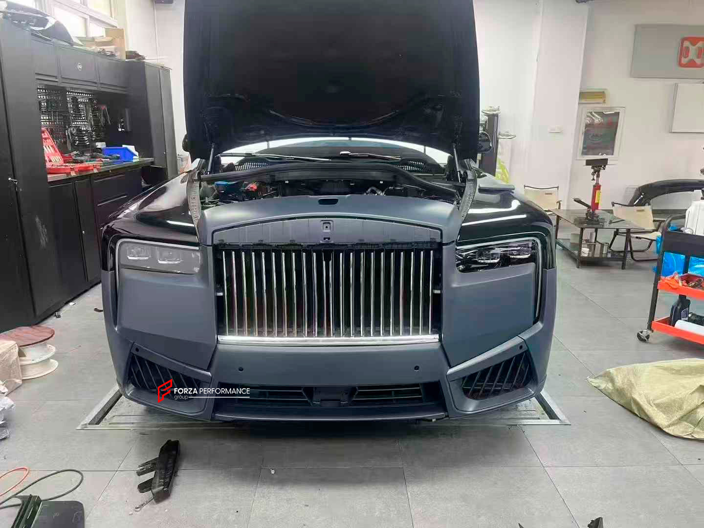 CONVERSION DRY CARBON BODY KIT for ROLLS ROYCE CULLINAN 2018 - 2025 UPGRADE to SERIES II FACELIFT 2025

Set includes:

Front Bumper
Grille Frame
Grille
Original Rolls-Royce Headlights
Rear Bumper