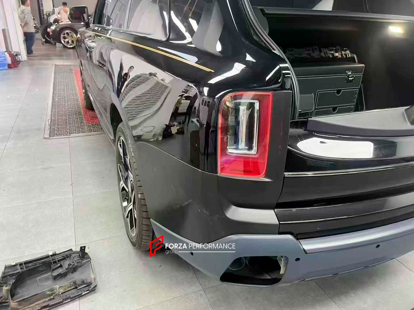 CONVERSION DRY CARBON BODY KIT for ROLLS ROYCE CULLINAN 2018 - 2025 UPGRADE to SERIES II FACELIFT 2025

Set includes:

Front Bumper
Grille Frame
Grille
Original Rolls-Royce Headlights
Rear Bumper