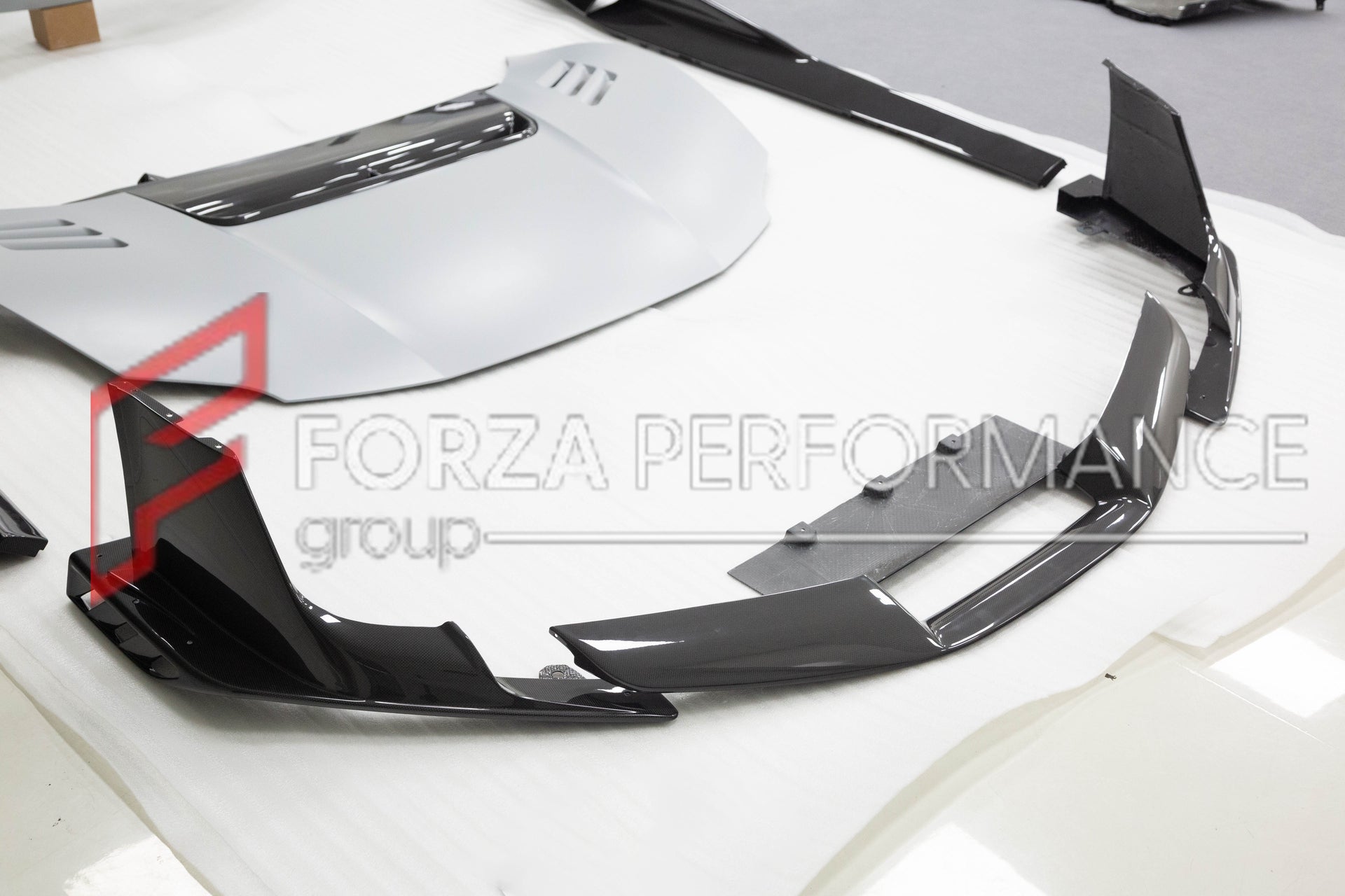 CONVERSION UPGRADE FACELIFT OLD TO NEW BODY KIT for Ferrari 296 GTS GTB 2022+ to FERRARI 296 SPECIALE 2025+
Set includes:

Front Lip
Front Bumper
Hood Bonnet
Side Skirts
Rear Bumper Assembly
Rear Diffuser
Material: Dry Carbon

NOTE: Professional installation is required.