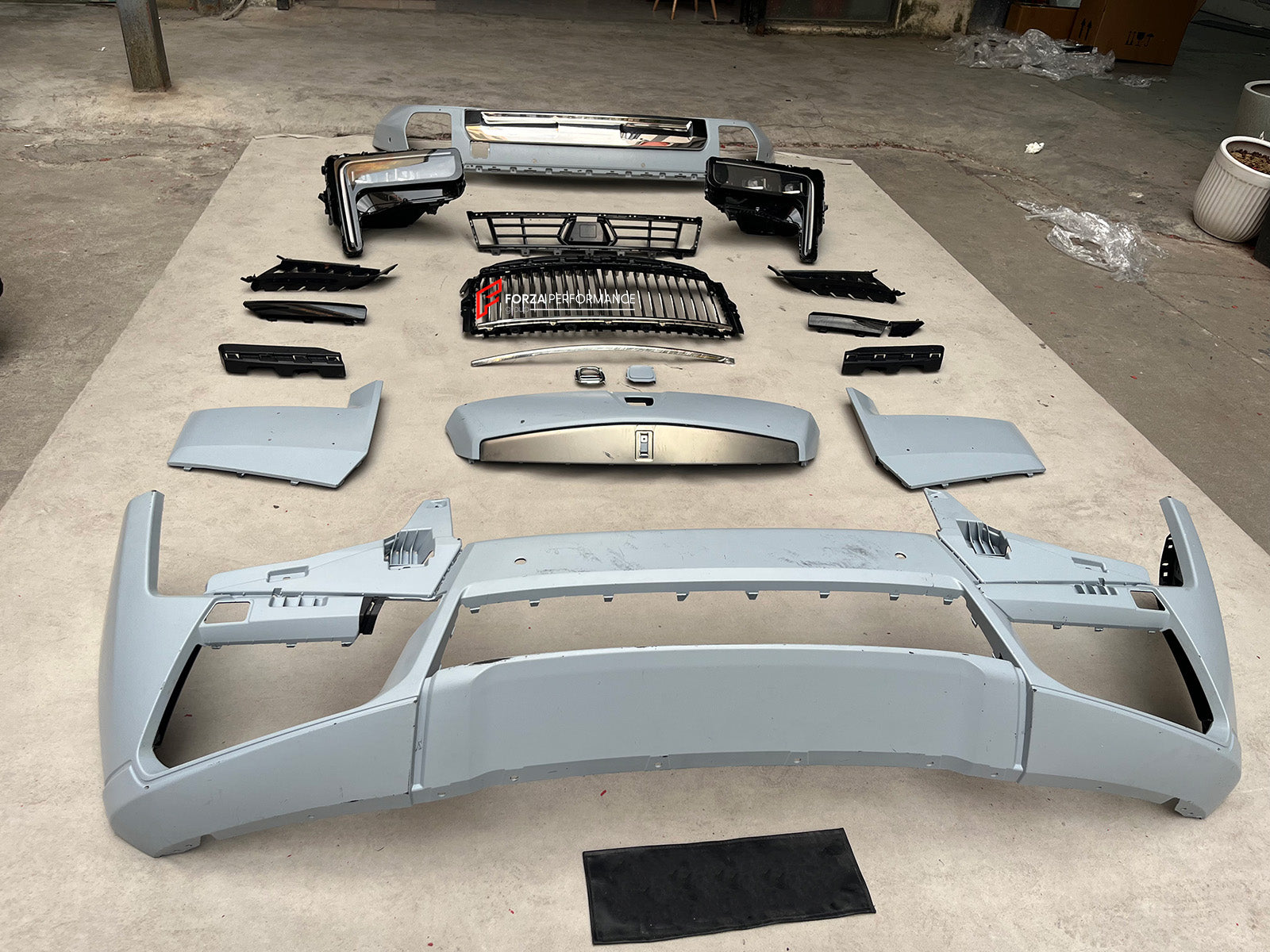 CONVERSION DRY CARBON BODY KIT for ROLLS ROYCE CULLINAN 2018 - 2025 UPGRADE to SERIES II FACELIFT 2025

Set includes:

Front Bumper
Grille Frame
Grille
Original Rolls-Royce Headlights
Rear Bumper