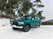 CONVERSION RETRO FRONT BUMPER for TOYOTA LAND CRUISER LC100 1998 - 2007
Set includes:

Front Lip
Front Bumper Assembly
Front Grille
Headlamps
Hood Bonnet
Front Fender Flares
Material: Plastic

NOTE: Professional installation is required.