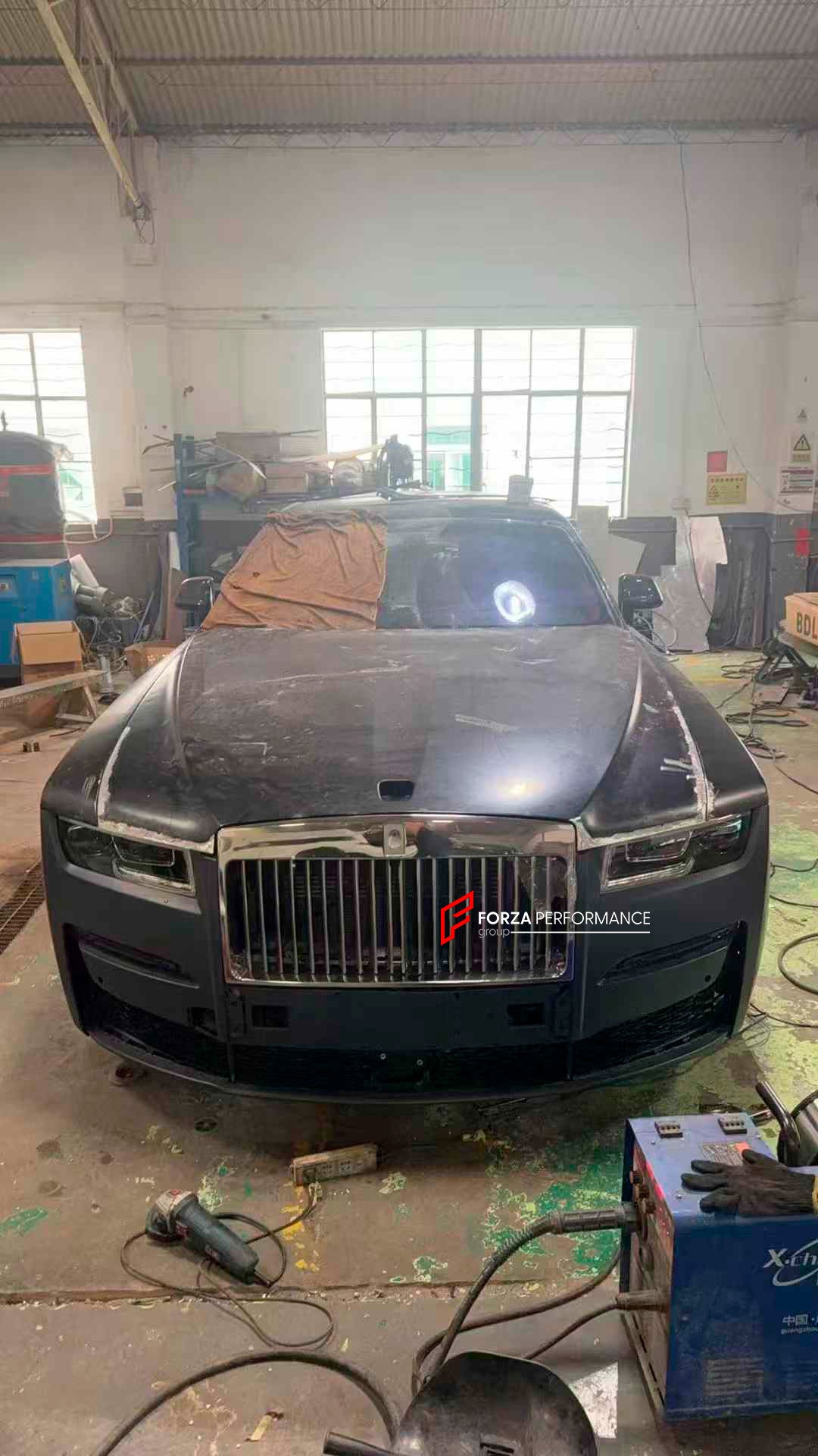 CONVERSION UPGRADE BODY KIT for ROLLS-ROYCE GHOST 1 2009 - 2014 upgrade to GHOST 4 2025+

Set includes:

Front Bumper Assembly
Front Grille
Headlights
Hood / Bonnet
Front Fenders
Tail Lights
Rear Bumper
Exhaust Tips

Material: Platic, Aluminium

NOTE: Professional installation is required