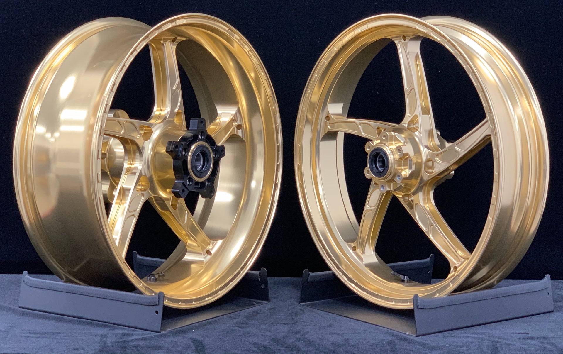 We manufacture premium quality forged motorcycle wheels rims for APRILIA RSV4 1100 1110 FACTORY in any design, size, color.

Wheel sizes (motorcycle spec):

Front: 3.5 x 17

Rear: 6.0 x 17

Weight:

Front: 3.45 kg (7.6 lbs)

Rear: 5.4 kg (11.9 lbs)


Finishing: Gloss Gold

Forza Performance Group engineers and manufactures each forged motorcycle wheel individually per order. This ensures precise fitment, uncompromised strength, and unique styling. Whether for racing, touring, or daily use — our wheels are b