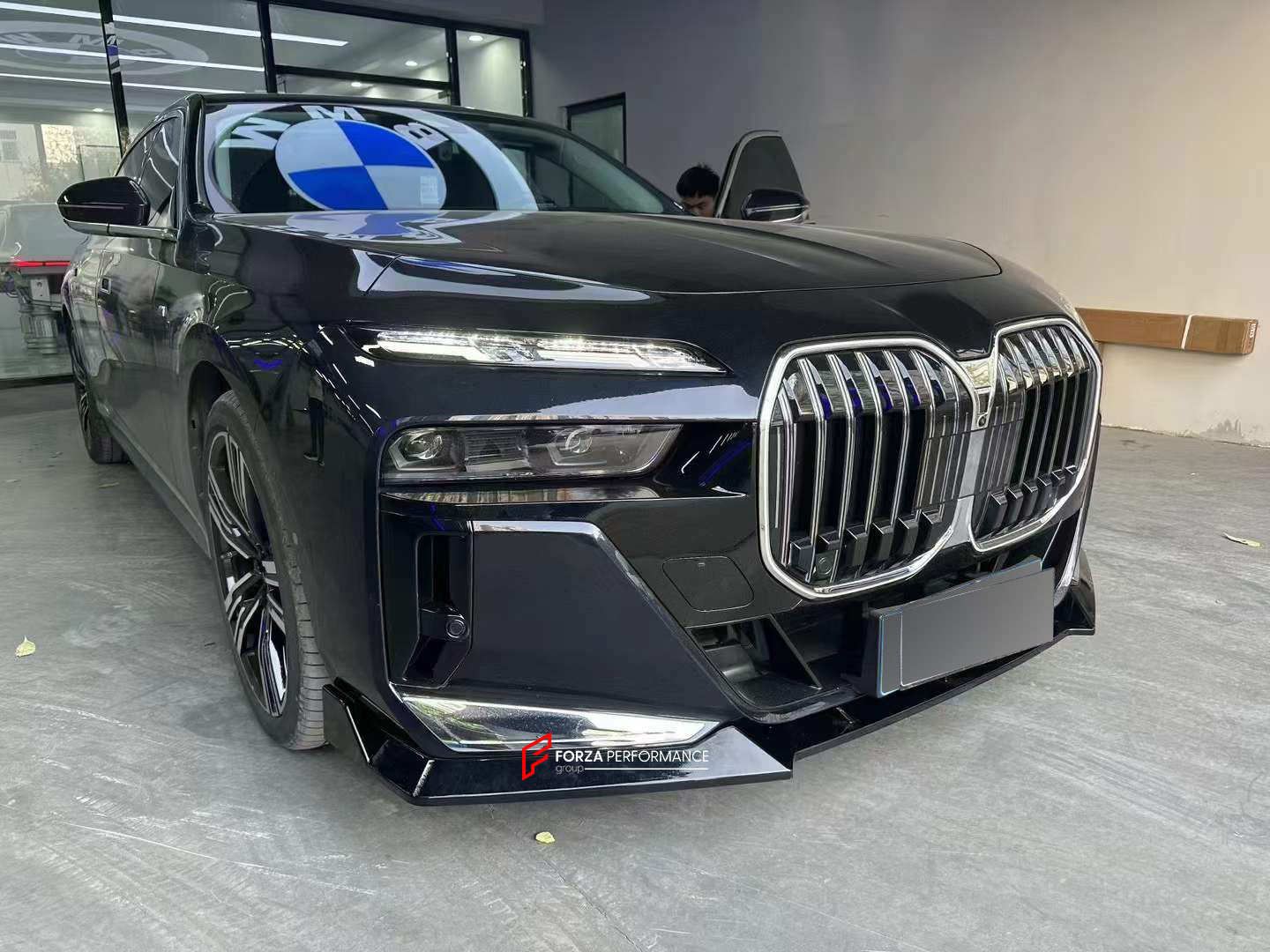 AERO BODY KIT FOR BMW 7 SERIES G70 M760 2022  Set includes:  Front Lip Side Skirts Roof Spoiler Rear Spoiler Rear Diffuser Exhaust Tips