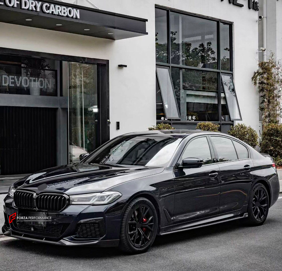 DRY CARBON BODY KIT for BMW 5 SERIES G30 2021+ FORZA PERFORMANCE custom fit MP Style
Set includes:

Front Lip
Front Grille
Side Mirror Covers
Side Skirts
Ducktail Spoiler
Rear Diffuser
Material: Dry Carbon

NOTE: Professional installation is required.