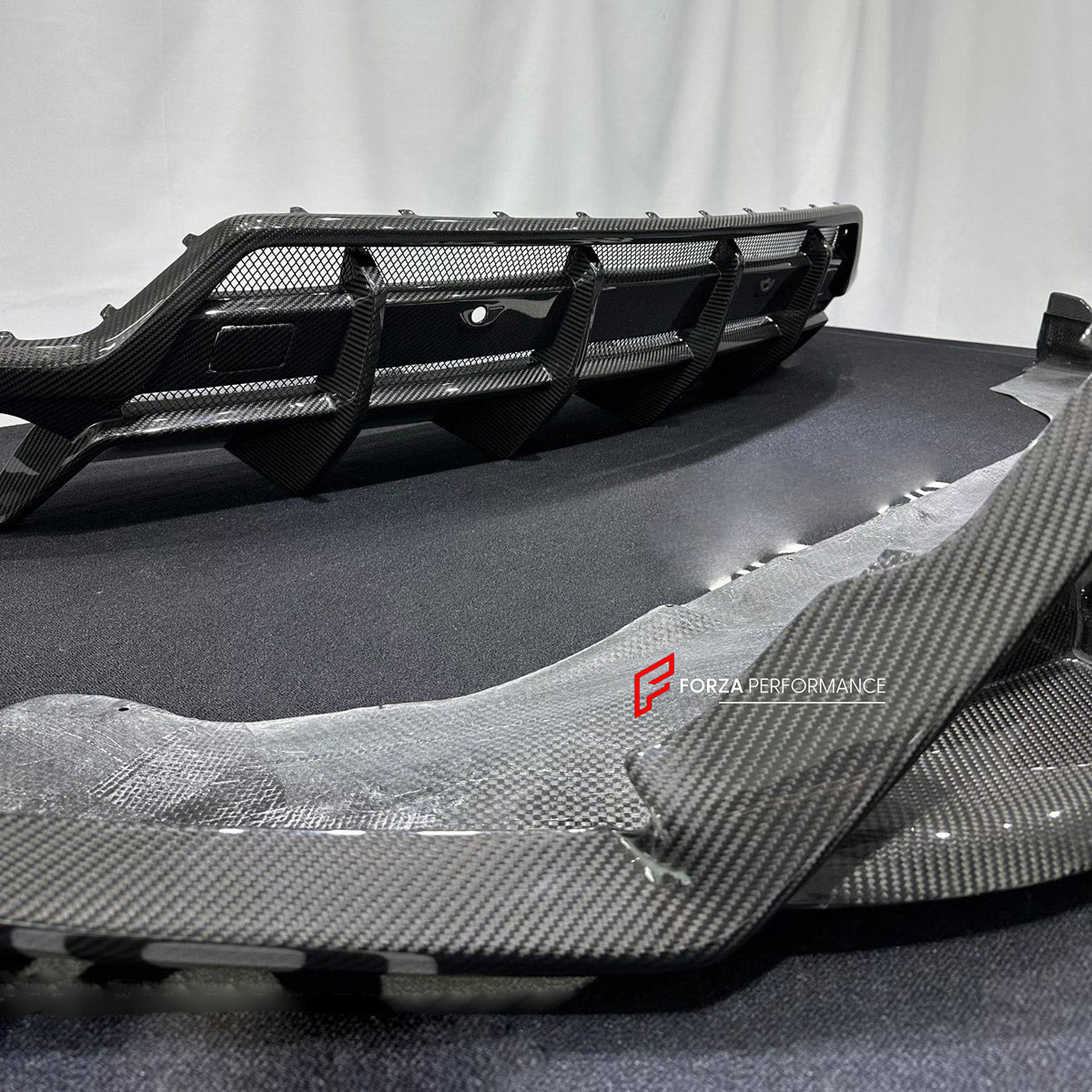DRY CARBON BODY KIT for LAMBORGHINI URUS 2018+ FORZA PERFORMANCE custom fit TC Style

Set includes:
Front Lip
Rear Diffuser

Material: Dry Carbon

NOTE: Professional installation is required.
