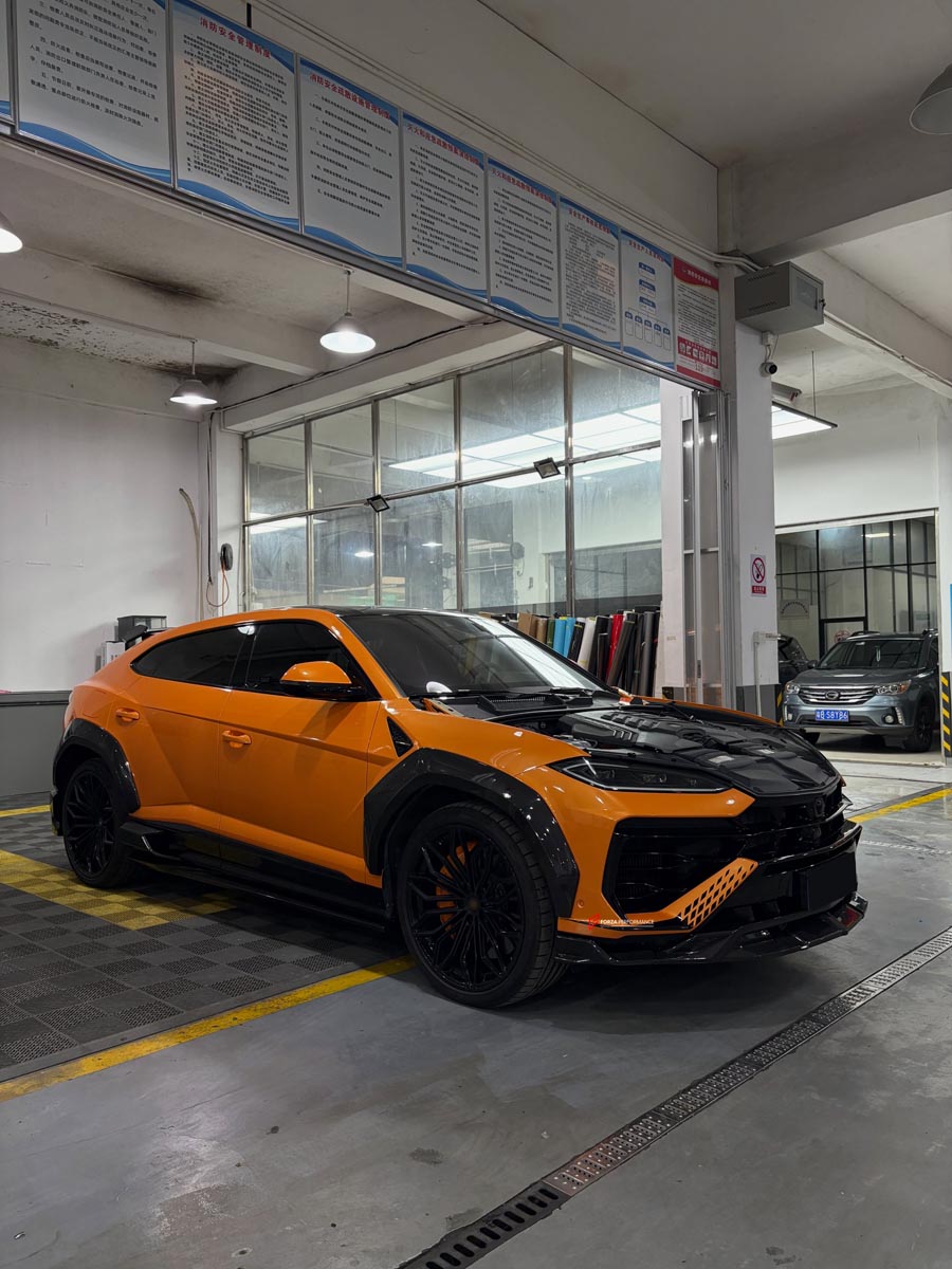 DRY CARBON BODY KIT for LAMBORGHINI URUS SE 2024+
Set includes:

Front Lip
Hood Bonnet
Fender Flares
Side Skirts
Roof Spoiler
Ducktail Spoiler
Rear Diffuser
Material: Dry Carbon

NOTE: Professional installation is required.