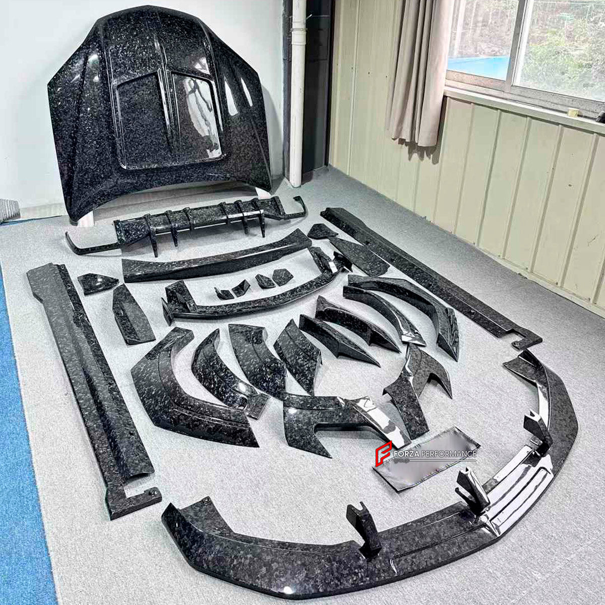 DRY CARBON BODY KIT for Lamborghini Urus SE 2024+
Set includes:

Front Lip
Hood Bonnet
Front Fenders
Front Fender Vents
Side Skirts
Rear Fenders
Roof Spoiler
Ducktail Spoiler
Rear Bumper Fins
Rear Diffuser
Material: Dry Carbon

NOTE: Professional installation is required.