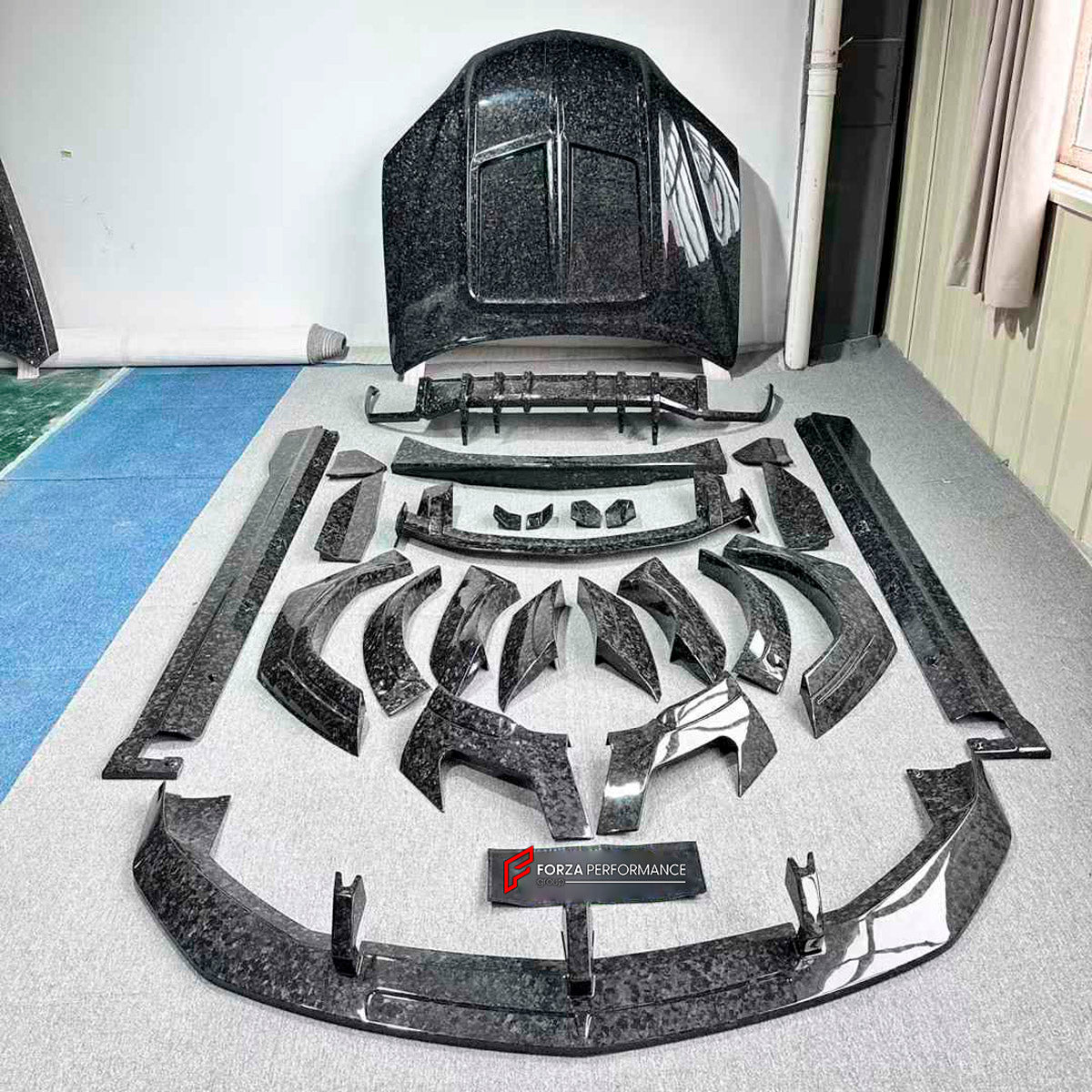 DRY CARBON BODY KIT for Lamborghini Urus SE 2024+
Set includes:

Front Lip
Hood Bonnet
Front Fenders
Front Fender Vents
Side Skirts
Rear Fenders
Roof Spoiler
Ducktail Spoiler
Rear Bumper Fins
Rear Diffuser
Material: Dry Carbon

NOTE: Professional installation is required.