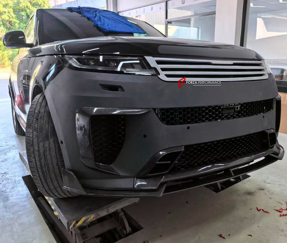DRY CARBON BODY KIT for LAND ROVER RANGE ROVER SPORT SV L461 2022+ FORZA PERFORMANCE Mansory
Set includes:

Front Lip
Front Bumper Vents
Front Grille
Hood Bonnet Air Intakes
Side Mirror Covers
Side Skirts
Roof Spoiler
Ducktail Spoiler
Rear Diffuser
Rear Bumper Vents
Material: Dry Carbon

NOTE: Professional installation is required.