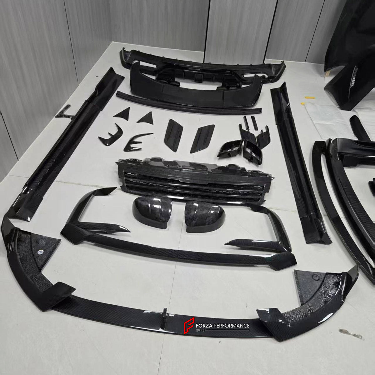 DRY CARBON BODY KIT for LAND ROVER RANGE ROVER SPORT SV L461 2022+ FORZA PERFORMANCE Mansory
Set includes:

Front Lip
Front Bumper Vents
Front Grille
Hood Bonnet Air Intakes
Side Mirror Covers
Side Skirts
Roof Spoiler
Ducktail Spoiler
Rear Diffuser
Rear Bumper Vents
Material: Dry Carbon

NOTE: Professional installation is required.