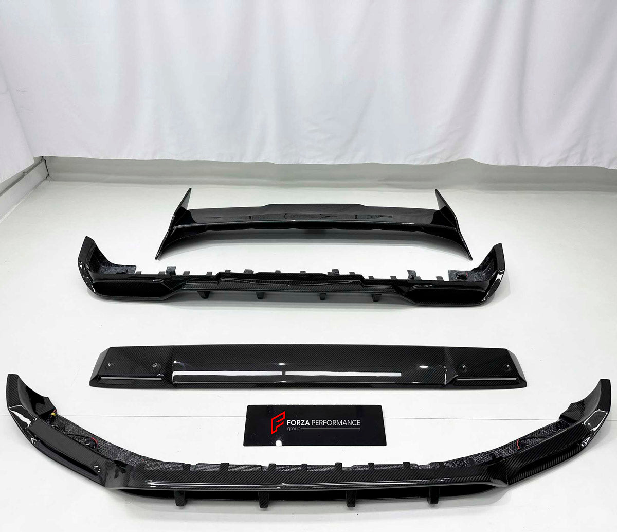 DRY CARBON BODY KIT for MERCEDES BENZ G CLASS W465 2024+ FORZA PERFORMANCE custom fit Ocean Design
Set includes:

Front Lip
Roof Light Bar
Roof Spoiler
Rear Diffuser
Material: Dry Carbon

NOTE: Professional installation is required.