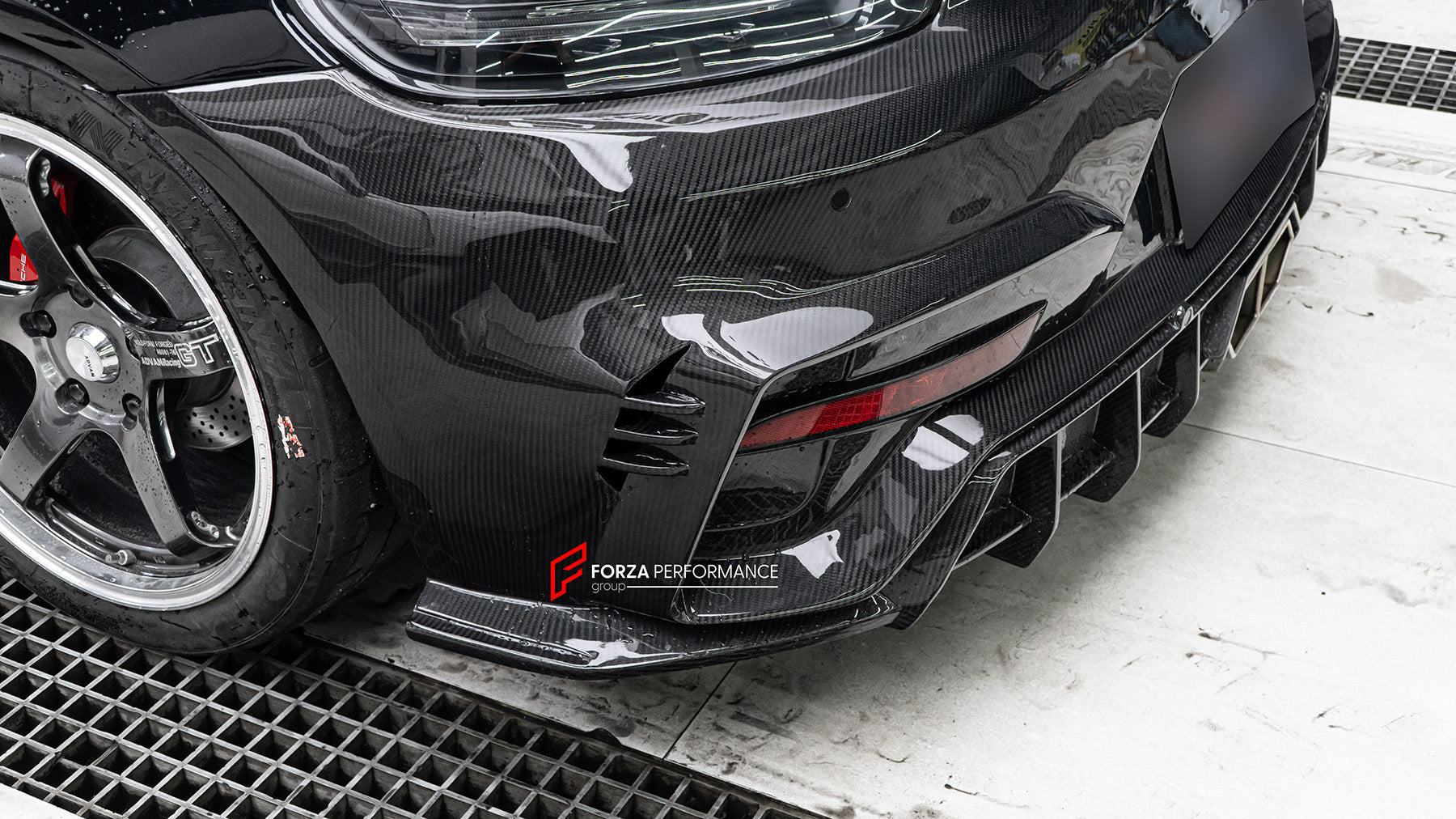DRY CARBON BODY KIT FOR PORCHE 718 982 2016+

Set includes:

Front Lip
Front Bumper
Hood / Bonnet
Front Fenders
Side Skirts
Rear Diffuser
Exhaust tips

Material: Dry carbon + Fiberglass + Stainless steel

NOTE: Professional installation is required.