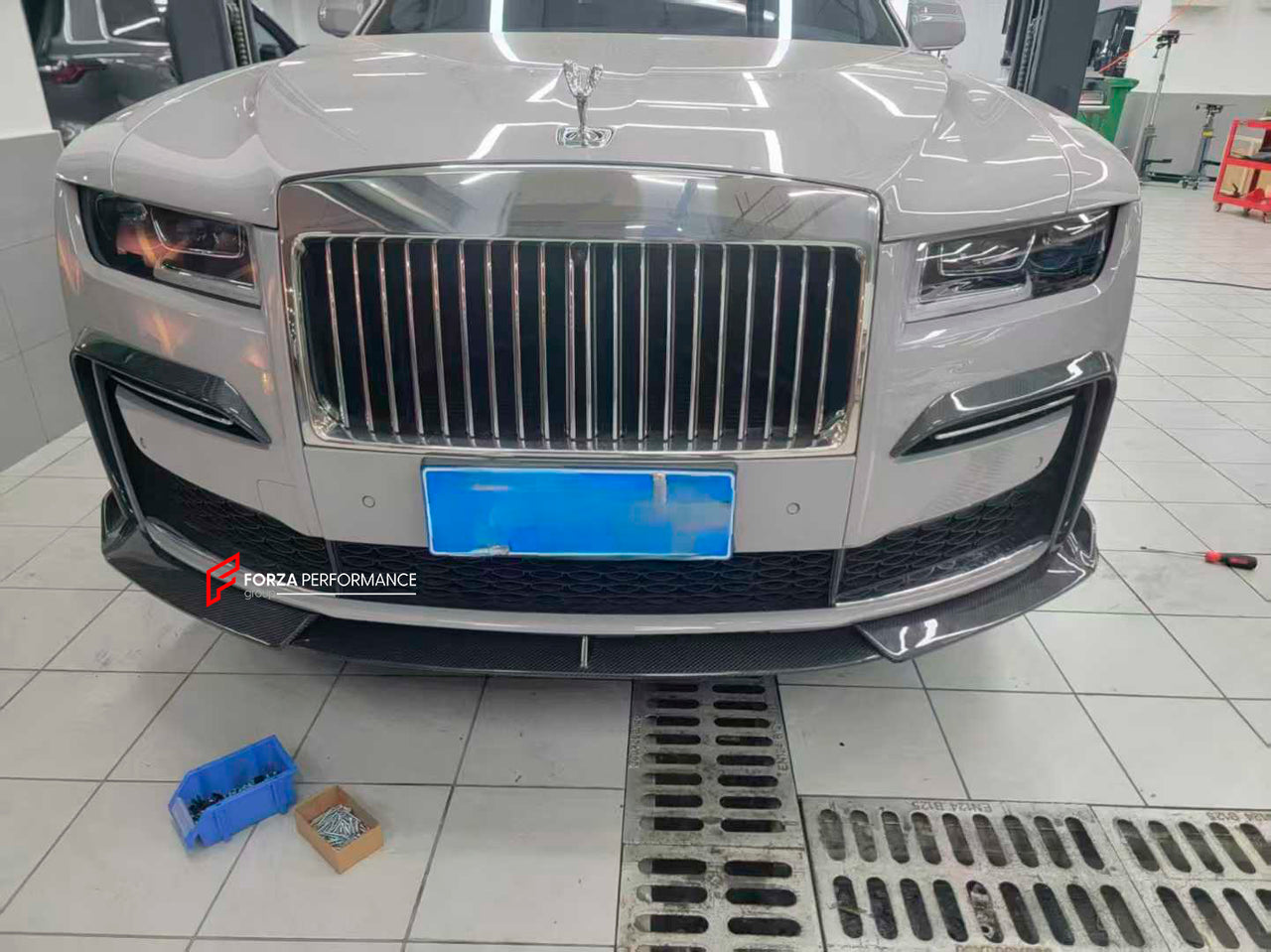 DRY CARBON BODY KIT for ROLLS-ROYCE GHOST 2020+

Set includes:

Front Lip
Front Bumper Covers
Side Skirts
Roof Spoiler
Rear Spoiler
Rear Bumper Covers
Rear Diffuser

Material: Dry Carbon

NOTE: Professional installation is required