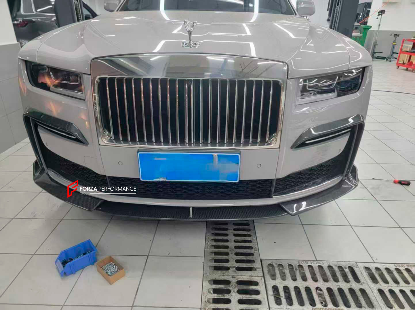 DRY CARBON BODY KIT for ROLLS-ROYCE GHOST 2020+

Set includes:

Front Lip
Front Bumper Covers
Side Skirts
Roof Spoiler
Rear Spoiler
Rear Bumper Covers
Rear Diffuser

Material: Dry Carbon

NOTE: Professional installation is required