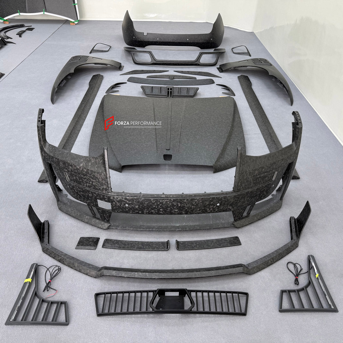 DRY CARBON BODY KIT for ROLLS ROYCE GHOST RR21 FACELIFT 2025+ FORZA PERFORMANCE Mansory+
Set includes:

Front Lip
Front Bumper Assembly
Hood Bonnet
Side Skirts
Ducktail Spoiler
Rear Bumper Assembly
Rear Diffuser
Material: Dry Carbon

NOTE: Professional installation is required.
