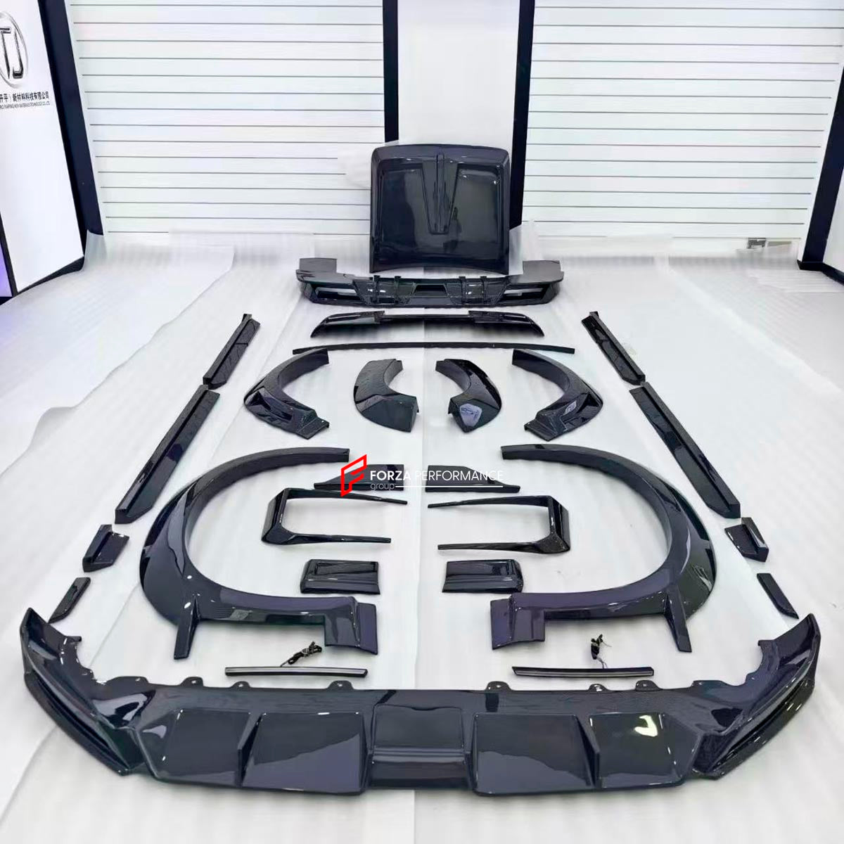 DRY CARBON BODY KIT for ZEEKR 9X 2025+
Set includes:

Front Lip
Front Bumper Canards
Hood Bonnet Scoop
Front Fender Flares
Side Skirts
Rear Fender Flares
Roof Spoiler
Trunk Spoiler
Rear Diffuser
Material: Dry Carbon

NOTE: Professional installation is required.