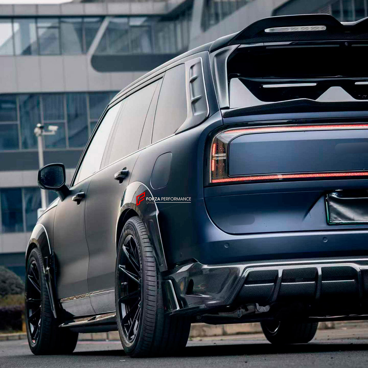 DRY CARBON BODY KIT for ZEEKR 9X 2025+ FORZA PERFORMANCE   custom fit AE Design
Set includes:

Front Lip
Hood Bonnet
Front Fenders
Side Skirts
Rear Fenders
Roof Spoiler
Ducktail Spoiler
Rear Diffuser
Material: Dry Carbon

NOTE: Professional installation is required.