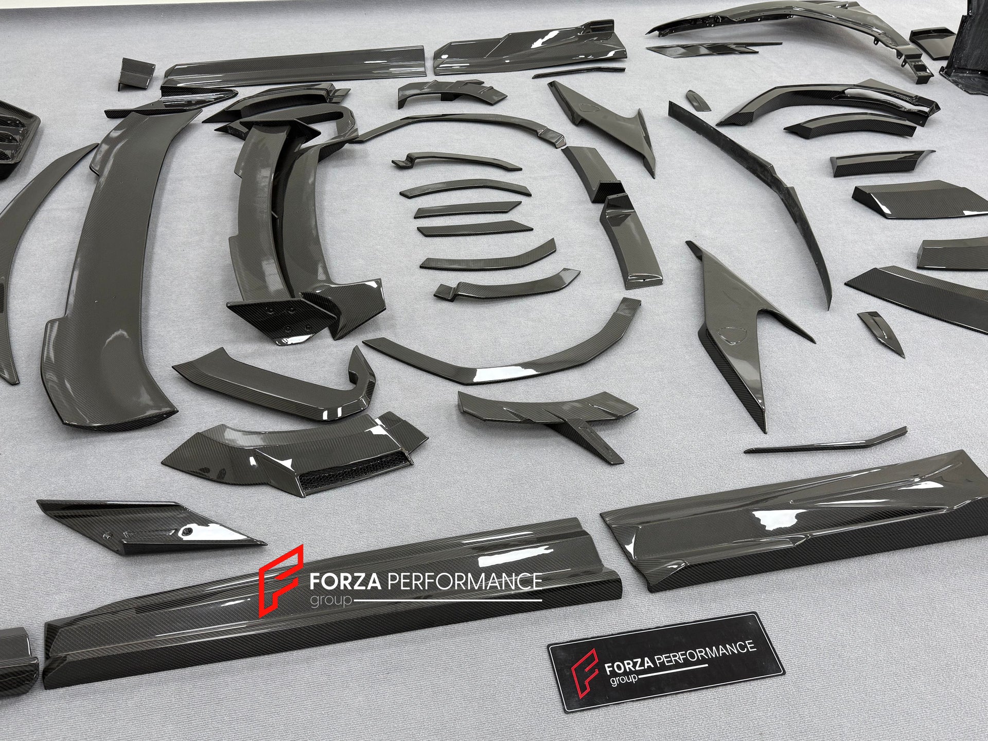 DRY CARBON BODY KIT with EXHAUST SYSTEM for LAMBORGHINI URUS SE 2024+ FORZA PERFORMANCE custom fit VENATUS SE buy