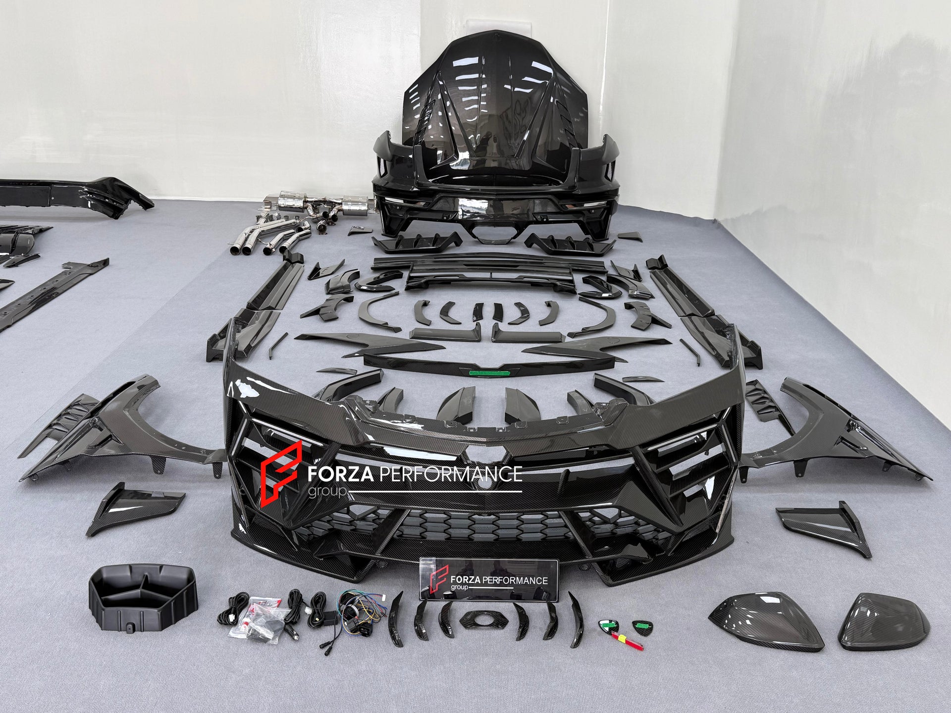 DRY CARBON BODY KIT with EXHAUST SYSTEM for LAMBORGHINI URUS SE 2024+ FORZA PERFORMANCE custom fit VENATUS SE buy