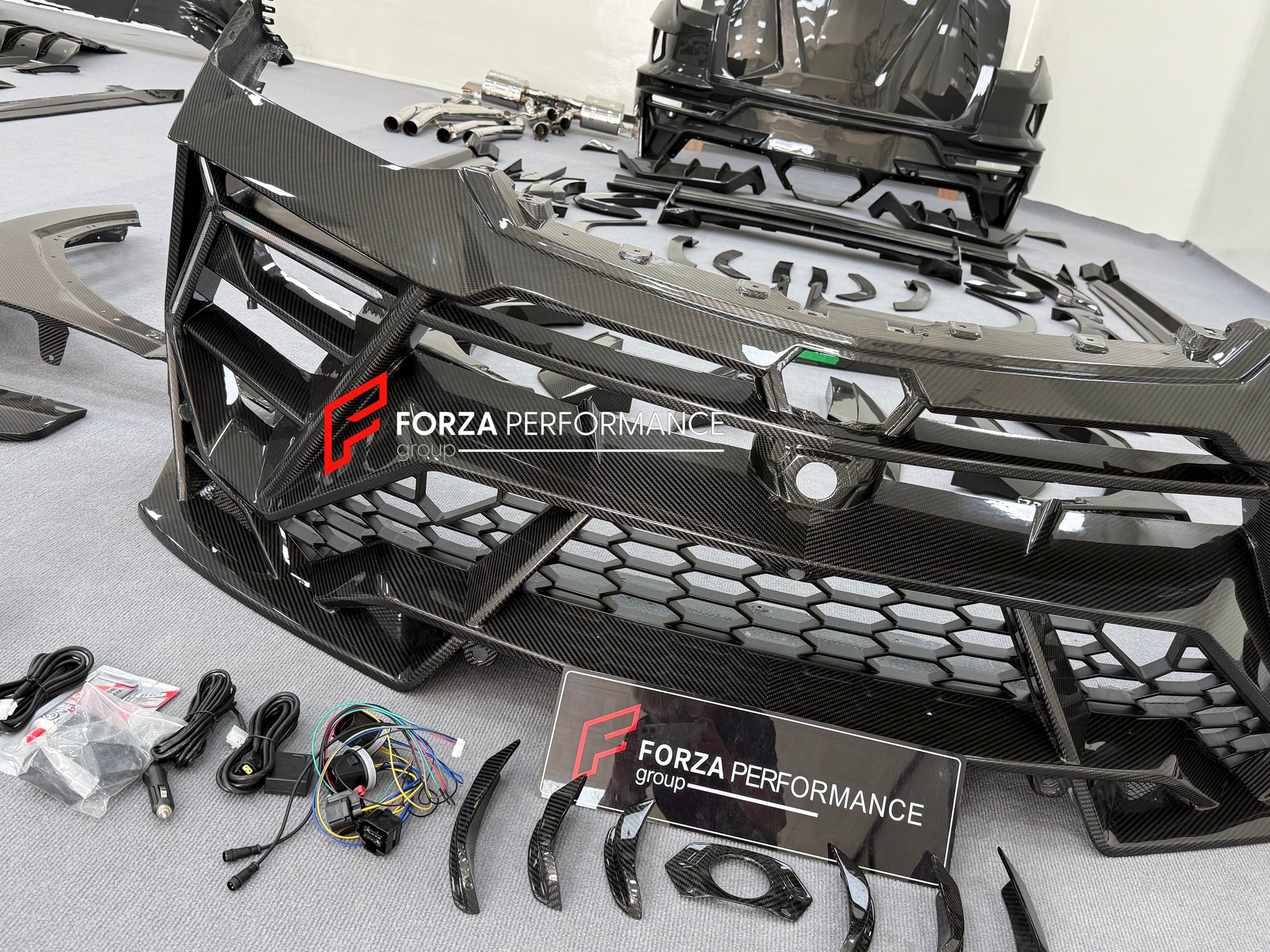 DRY CARBON BODY KIT with EXHAUST SYSTEM for LAMBORGHINI URUS SE 2024+ FORZA PERFORMANCE custom fit VENATUS SE buy