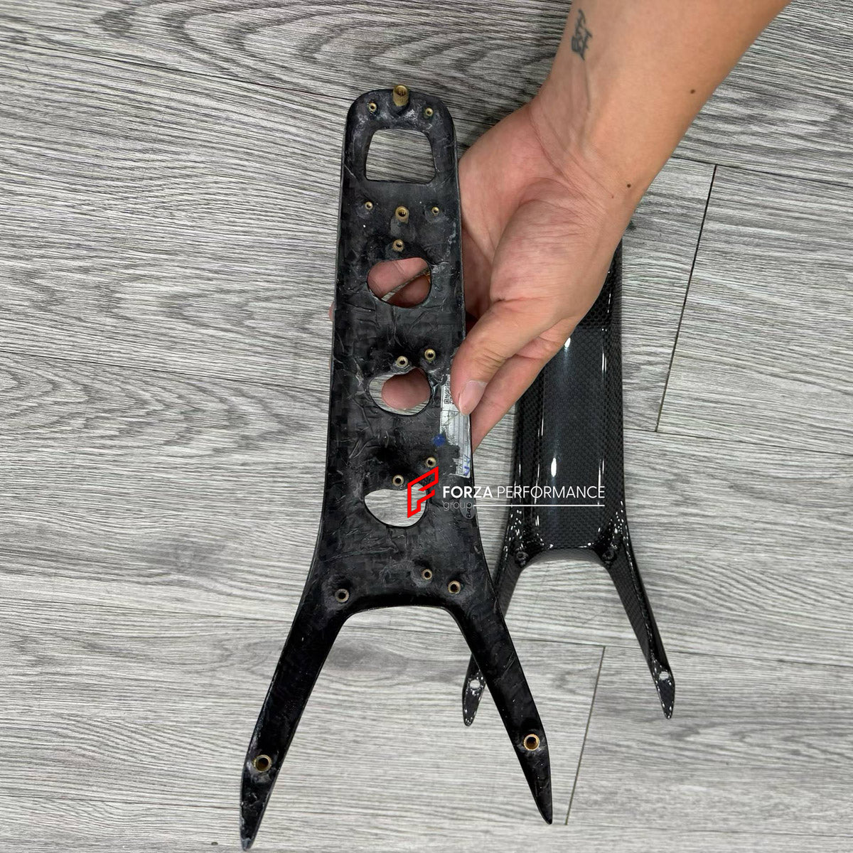DRY CARBON CENTRAL CONTROL PANEL TRIM for FERRARI 488 GTB 2015 - 2020

Set includes:
Central Control Panel Trim

Material: Dry Carbon

NOTE: Professional installation is required.