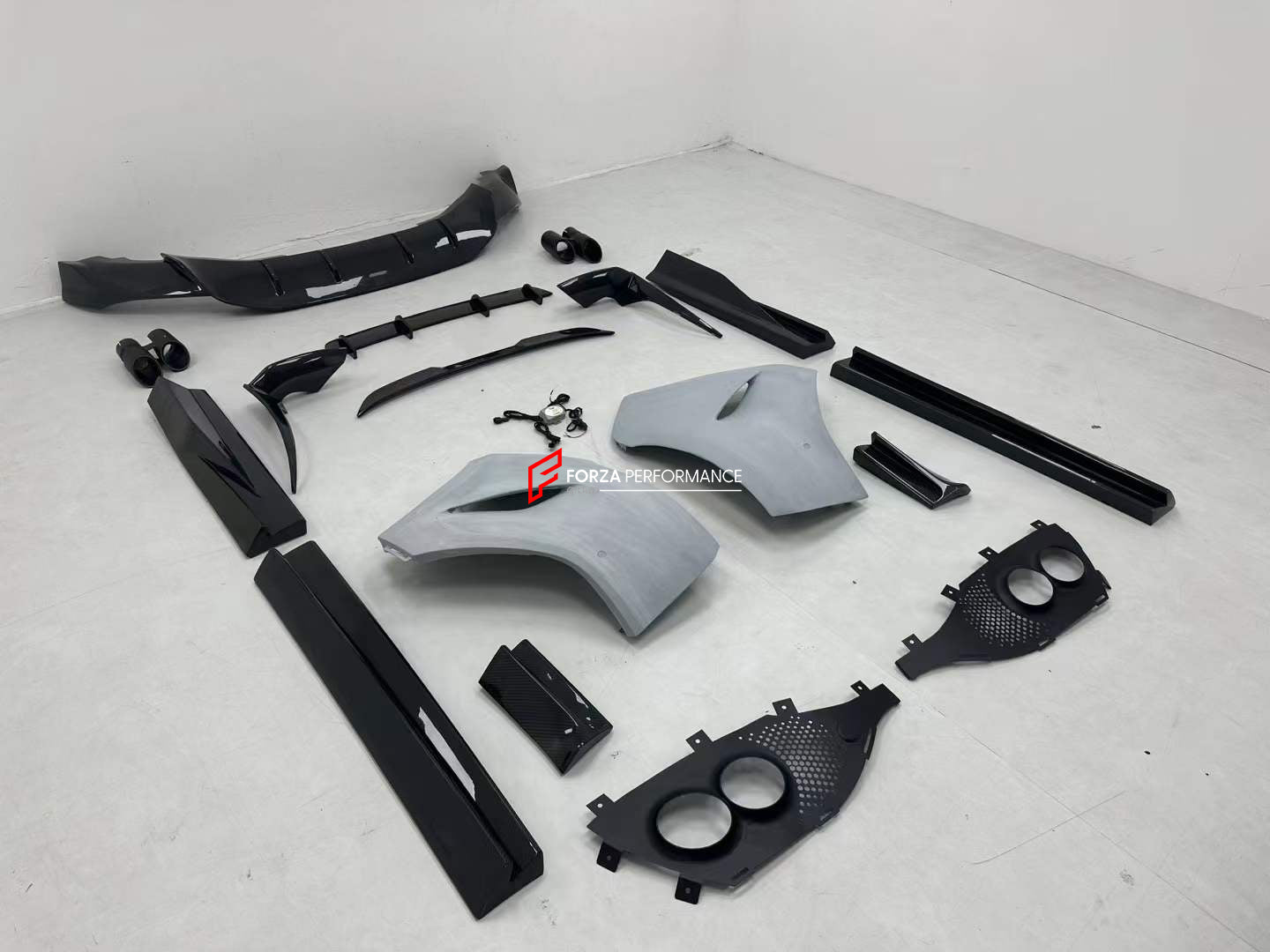 DBX707 DRY CARBON BODY KIT for ASTON MARTIN DBX  Set includes:  Front Bumper Front Lip Side Skirts Rear Bumper Rear Diffuser