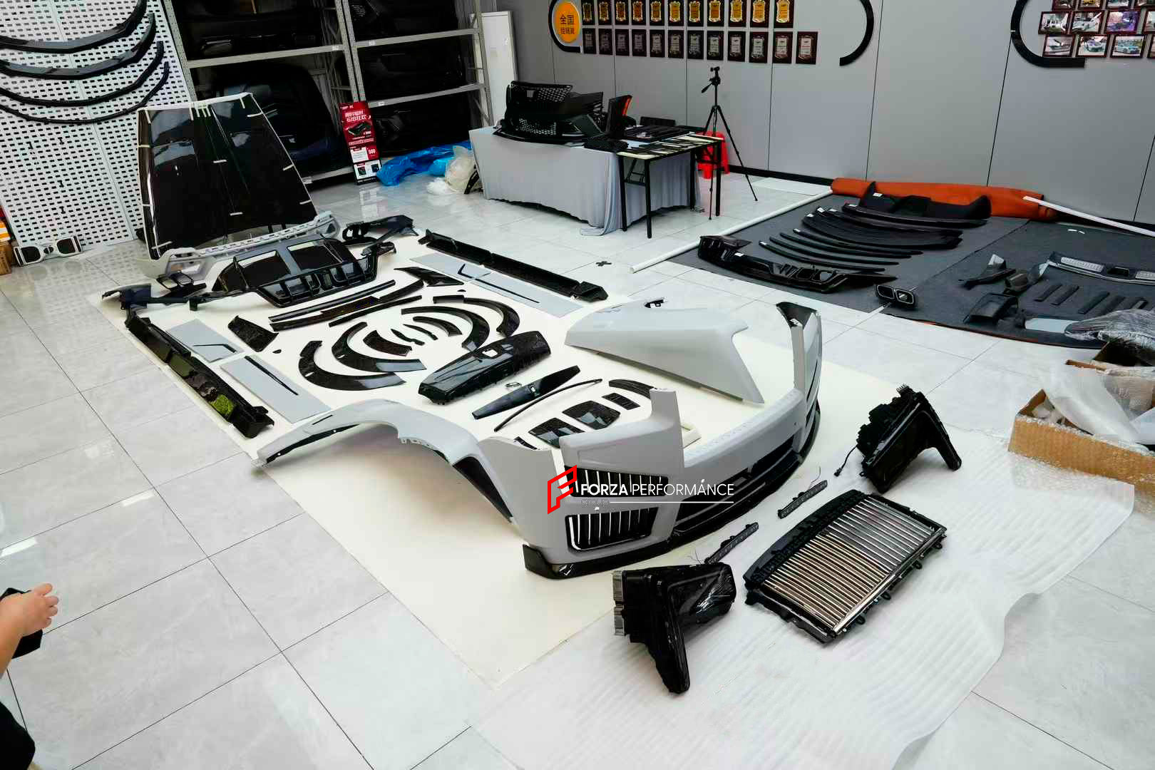 DRY CARBON CONVERSION BODY KIT for ROLLS-ROYCE CULLINAN SERIES 1 2018 - 2025 upgrade to SERIES 2 FACELIFT



Set includes:

Front Lip
Front Bumper
Front Bumper Meshes

Headlights
Front Grille Frame
Hood / Bonnet
Front Fenders
Fenders Flares
Door Covers
Side Skirts
Roof Spoiler
D-Pillar Panel
Rear Trunk Spoiler
Rear Panel
Rear Bumper
Rear Diffuser
Exhaust Tips
Material: Dry Carbon