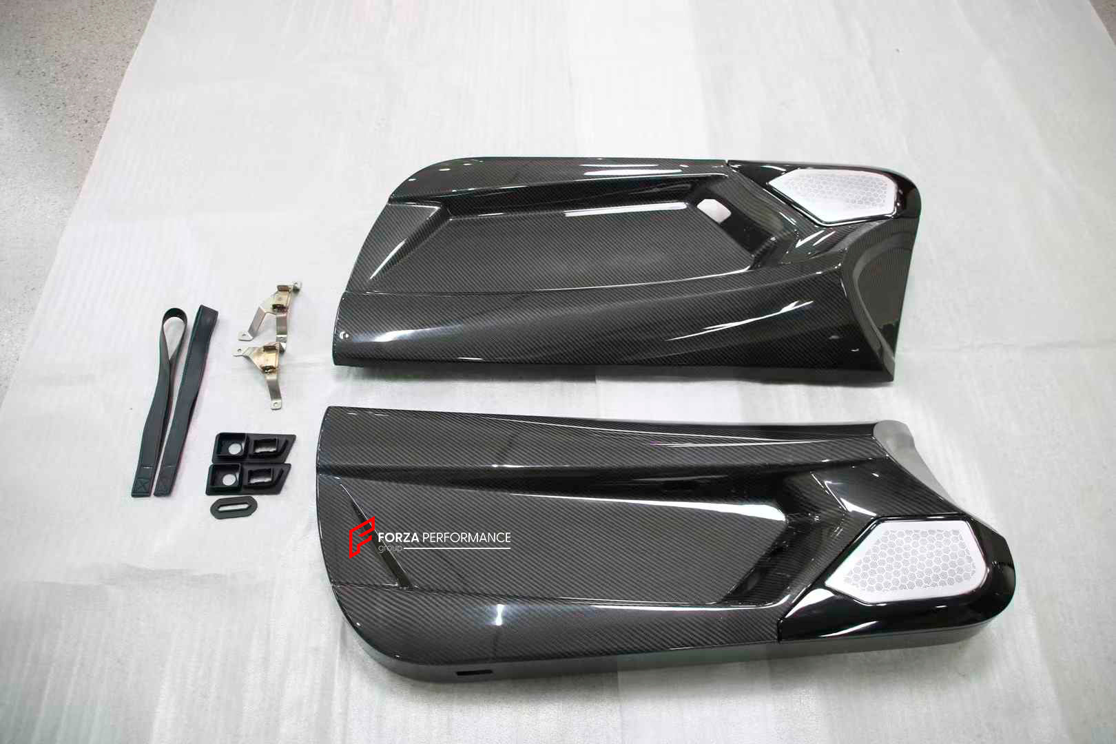 DRY CARBON DOOR PANEL for LAMBORGHINI AVENTADOR LP700 LP700-4 ROADSTER LP720 LP740 LP750 LP770 SVJ S ROADSTER | SVJ STYLE

Set includes:

Door Panel
Door Handles

Material: Dry Carbon