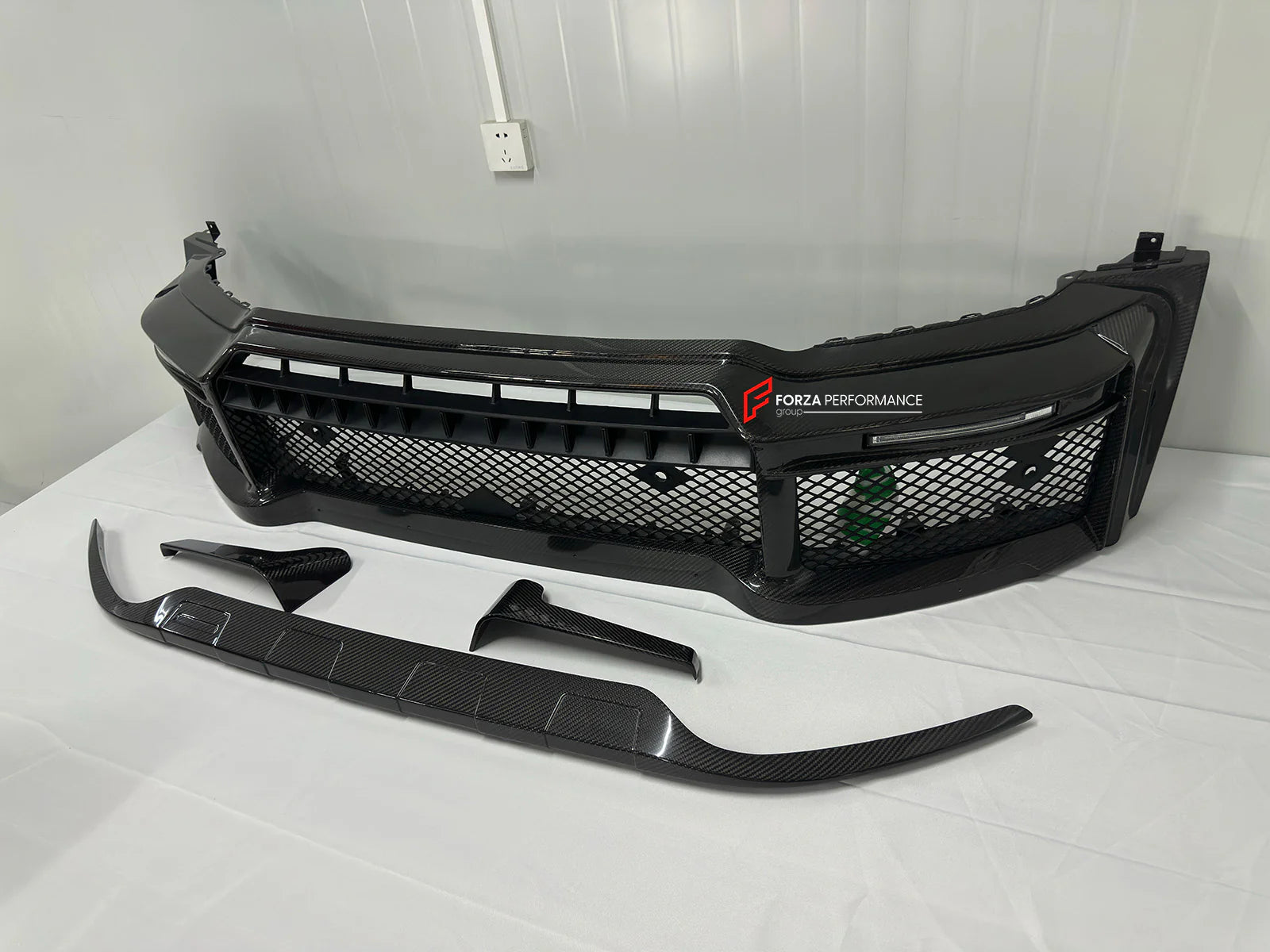DRY CARBON FRONT BUMPER WITH LIP for MERCEDES BENZ AMG G63 W465 G350 G500 G550 AMG G63 2024+

Set includes:

Front Lip
Front Bumper

Material: Dry carbon

NOTE: Professional installation is required
