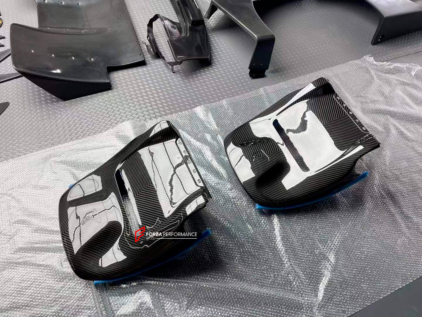 DRY CARBON FRONT SEAT BACK COVERS for MERCEDES BENZ G-CLASS W465 G450 G350 G500 G550 AMG G63 2024+

Set includes:

Seat Covers

Material: Carbon Fiber

NOTE: Professional installation is required.
