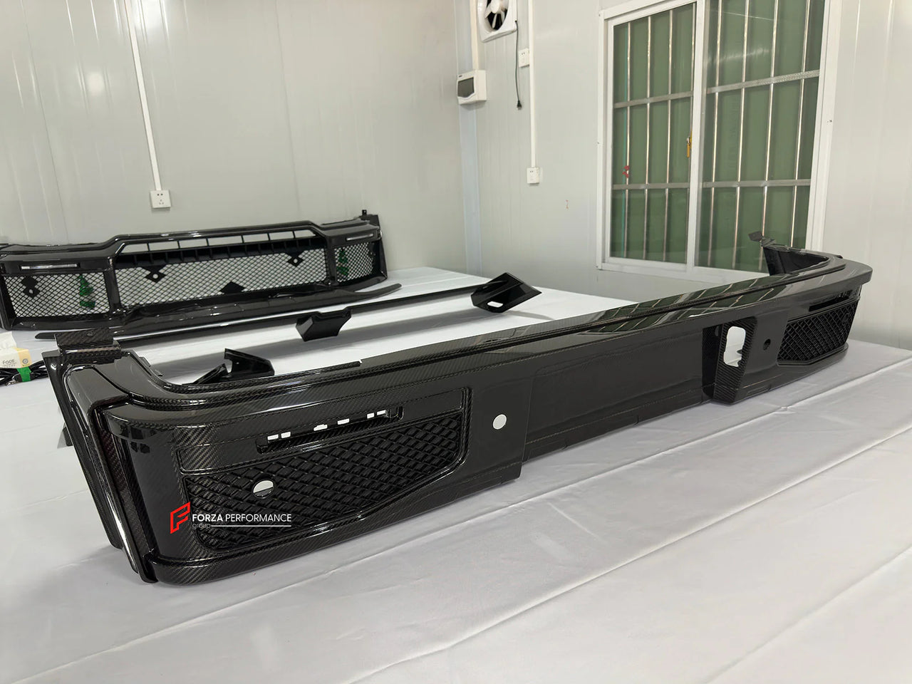 DRY CARBON REAR BUMPER for MERCEDES BENZ AMG G63 W465 G350 G500 G550 AMG G63 2024+

Set includes:

Rear Bumper

Material: Dry carbon
