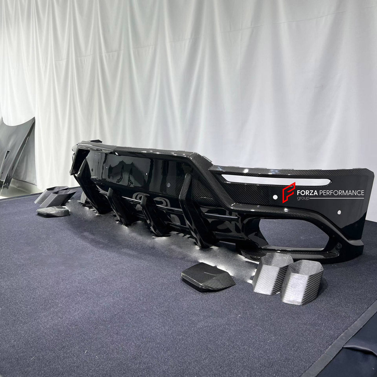DRY CARBON REAR DIFFUSER AND EXHAUST TIPS for LAMBORGHINI URUS SE 2024+ FORZA PERFORMANCE custom fit U Style

Set includes:
Rear Diffuser
Exhaust Tips

Material: Dry Carbon

NOTE: Professional installation is required.