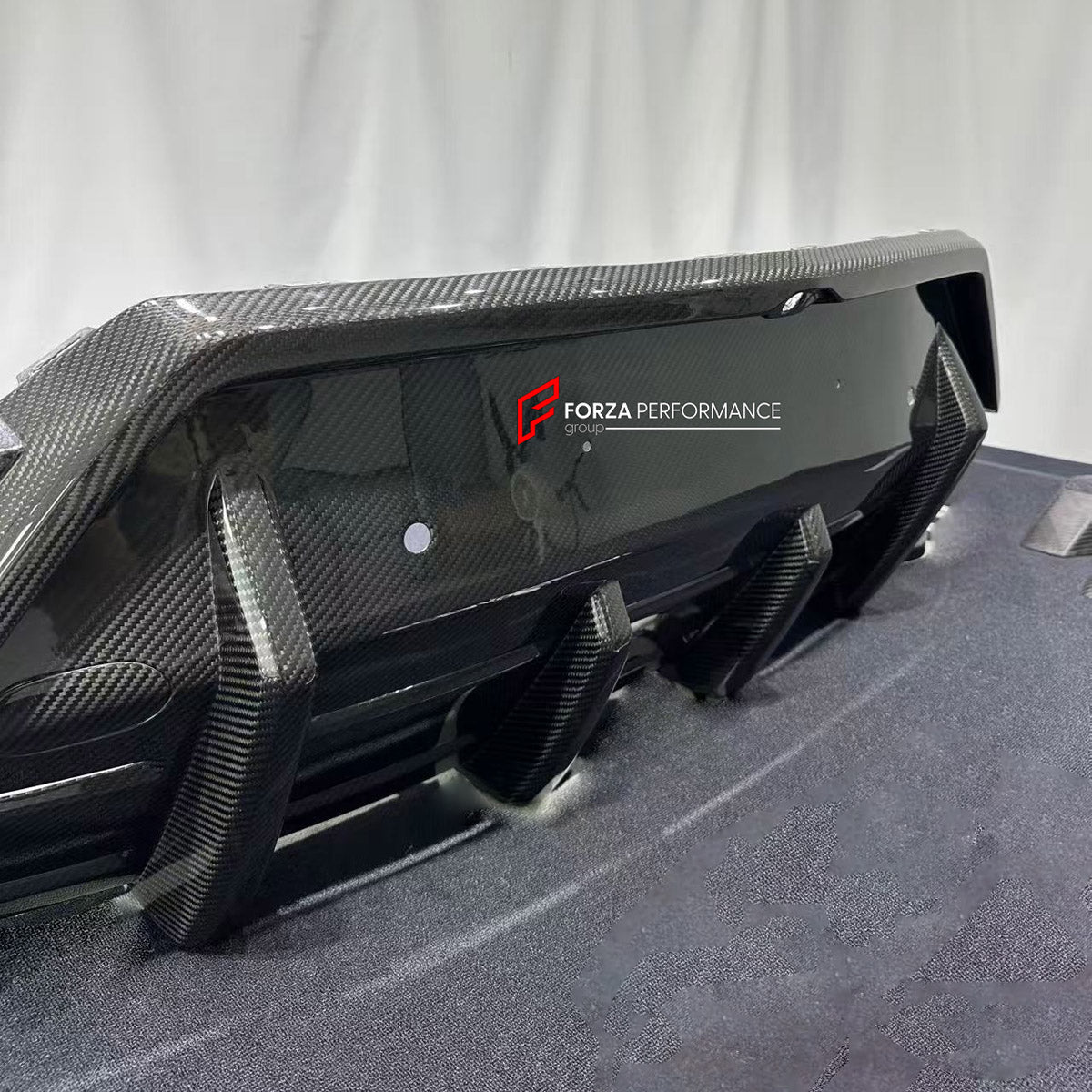 DRY CARBON REAR DIFFUSER AND EXHAUST TIPS for LAMBORGHINI URUS SE 2024+ FORZA PERFORMANCE custom fit U Style

Set includes:
Rear Diffuser
Exhaust Tips

Material: Dry Carbon

NOTE: Professional installation is required.