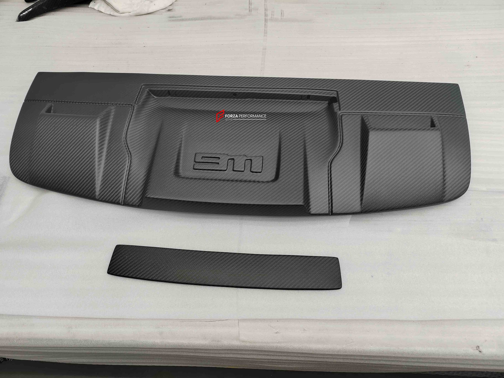 DRY CARBON REAR ENGINE COVER WITH LIGHT FOR PORSCHE 911 992
