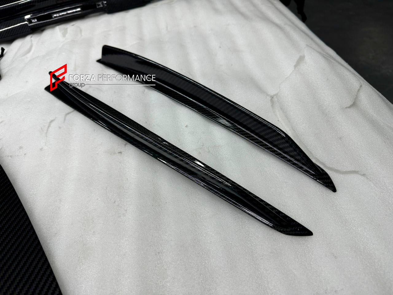 DRY CARBON ROOF RAILS for PORSCHE 911 992.1 GT3 RS 2023 - 2025

Set includes:
Roof Rails

Material: Dry Carbon

Note: Professional installation is required&nbsp;