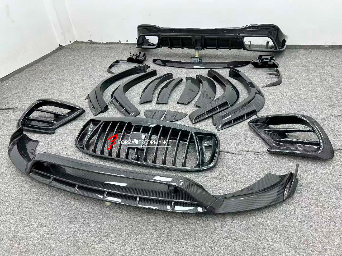 DRY CARBON WIDE BODY KIT for MERCEDES BENZ GLS X167 2019+

Set includes:

Front Lip
Front Air Vent Cover
Front Grille
Fender Flares
Fender Flares Trims
Roof Spoiler
Rear Bumper Trims

Rear Diffuser
Exhaust Tips


Material: Dry Carbon

Note: Professional installation is required.