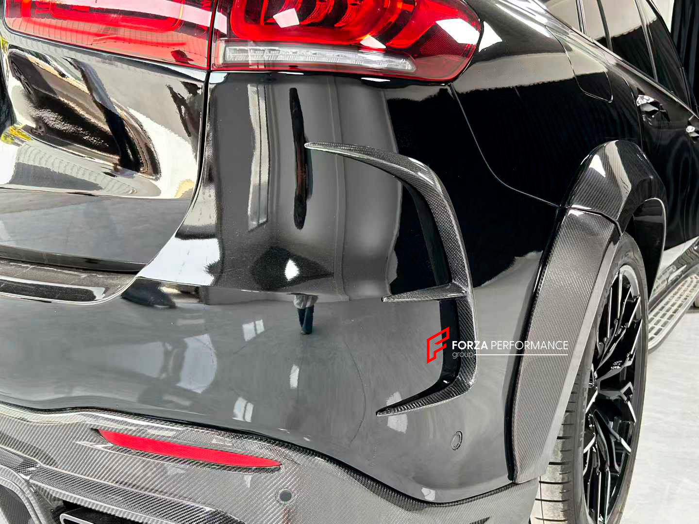 DRY CARBON WIDE BODY KIT for MERCEDES BENZ GLS X167 2019+

Set includes:

Front Lip
Front Air Vent Cover
Front Grille
Fender Flares
Fender Flares Trims
Roof Spoiler
Rear Bumper Trims

Rear Diffuser
Exhaust Tips


Material: Dry Carbon

Note: Professional installation is required.