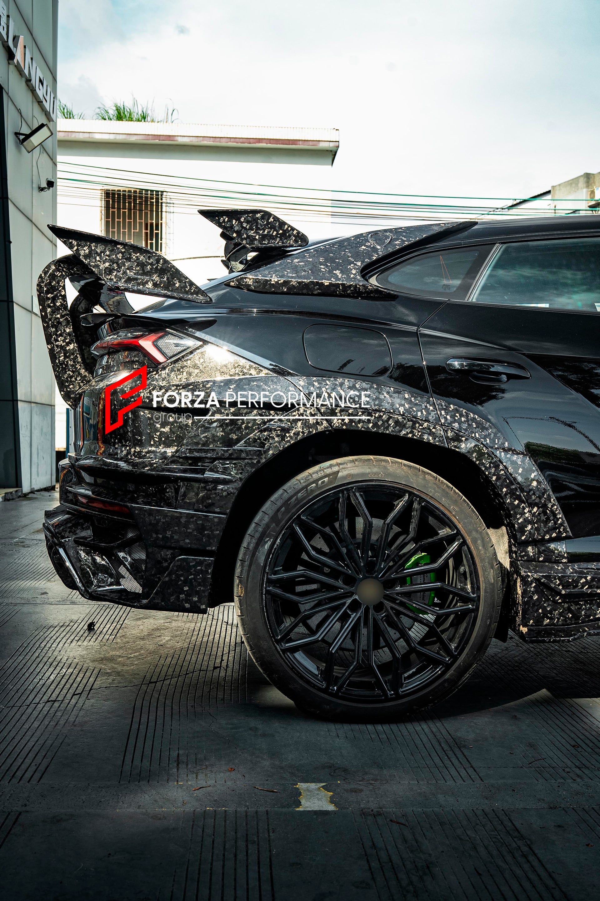 DRY CARBON WIDEBODY KIT for LAMBORGHINI URUS SE 2025 Forza Performance custom fit buy Mansory style design