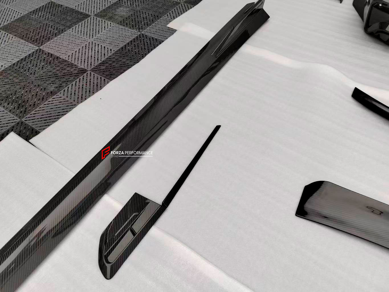DRY CARBON BODY KIT for BMW 7 SERIES G70 2022+

Set includes:

Front Lip
Front Bumper Trims
Front Bumper Air Vent Covers
Side Mirror Covers
Side Trims
Side Skirts
Roof Spoiler
Rear Spoiler
Rear Diffuser

Material: Dry Carbon