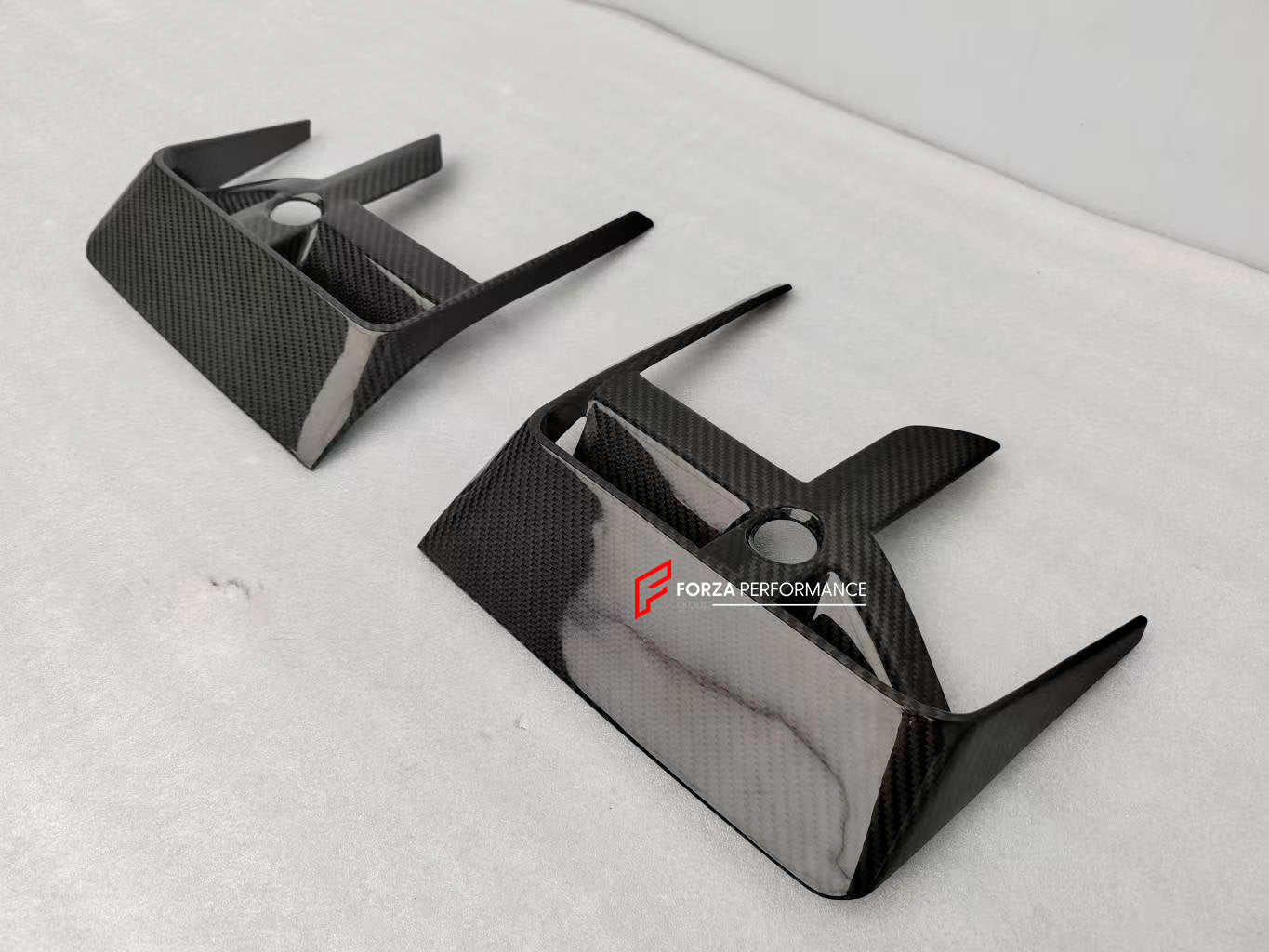 DRY CARBON BODY KIT for BMW 7 SERIES G70 2022+

Set includes:

Front Lip
Front Bumper Trims
Front Bumper Air Vent Covers
Side Mirror Covers
Side Trims
Side Skirts
Roof Spoiler
Rear Spoiler
Rear Diffuser

Material: Dry Carbon