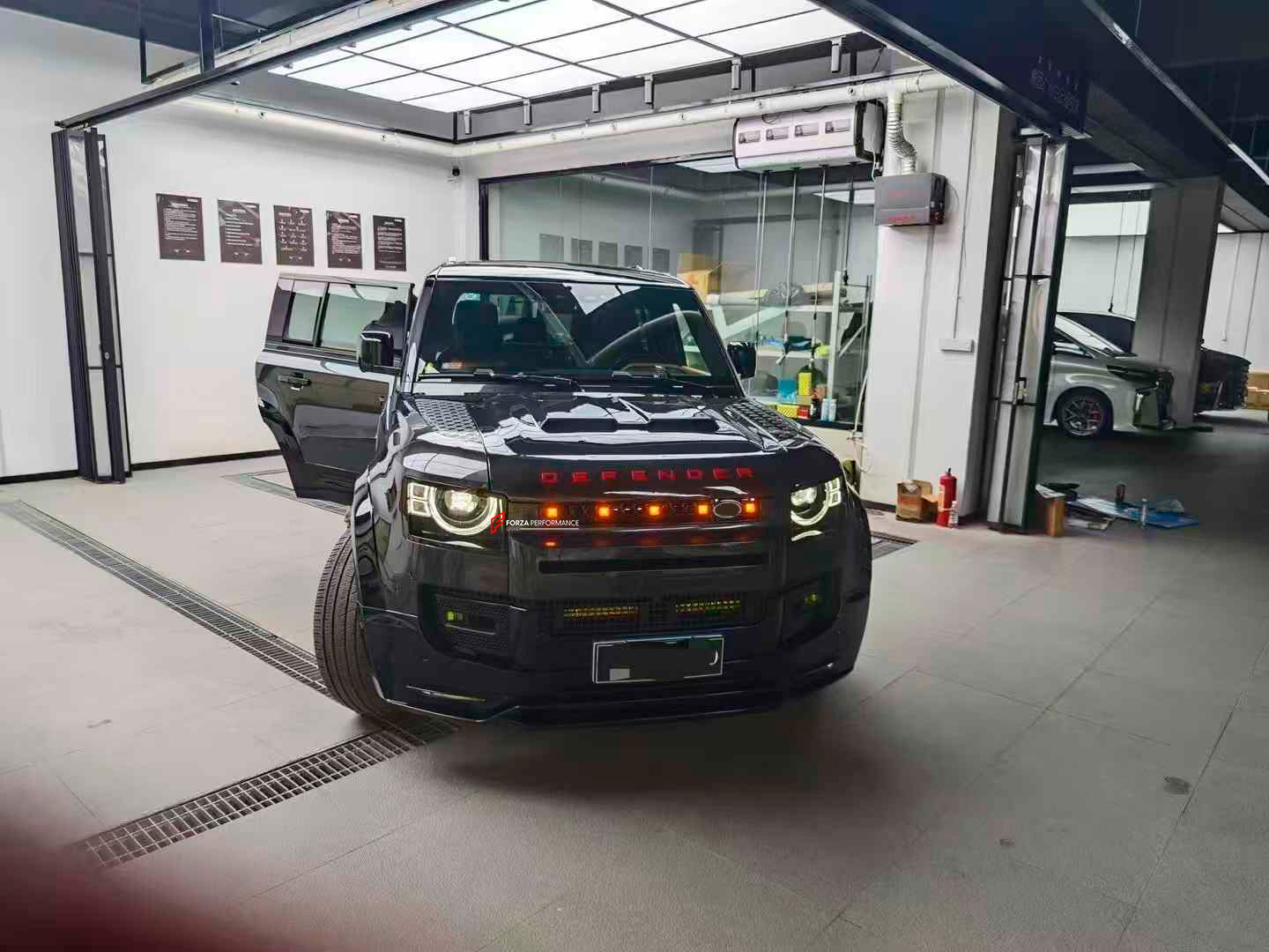 FRONT GRILLE for LAND ROVER DEFENDER L663 2019+

Set includes:

Front Grille&nbsp;

Material: Plastic

Note: Professional installation is required