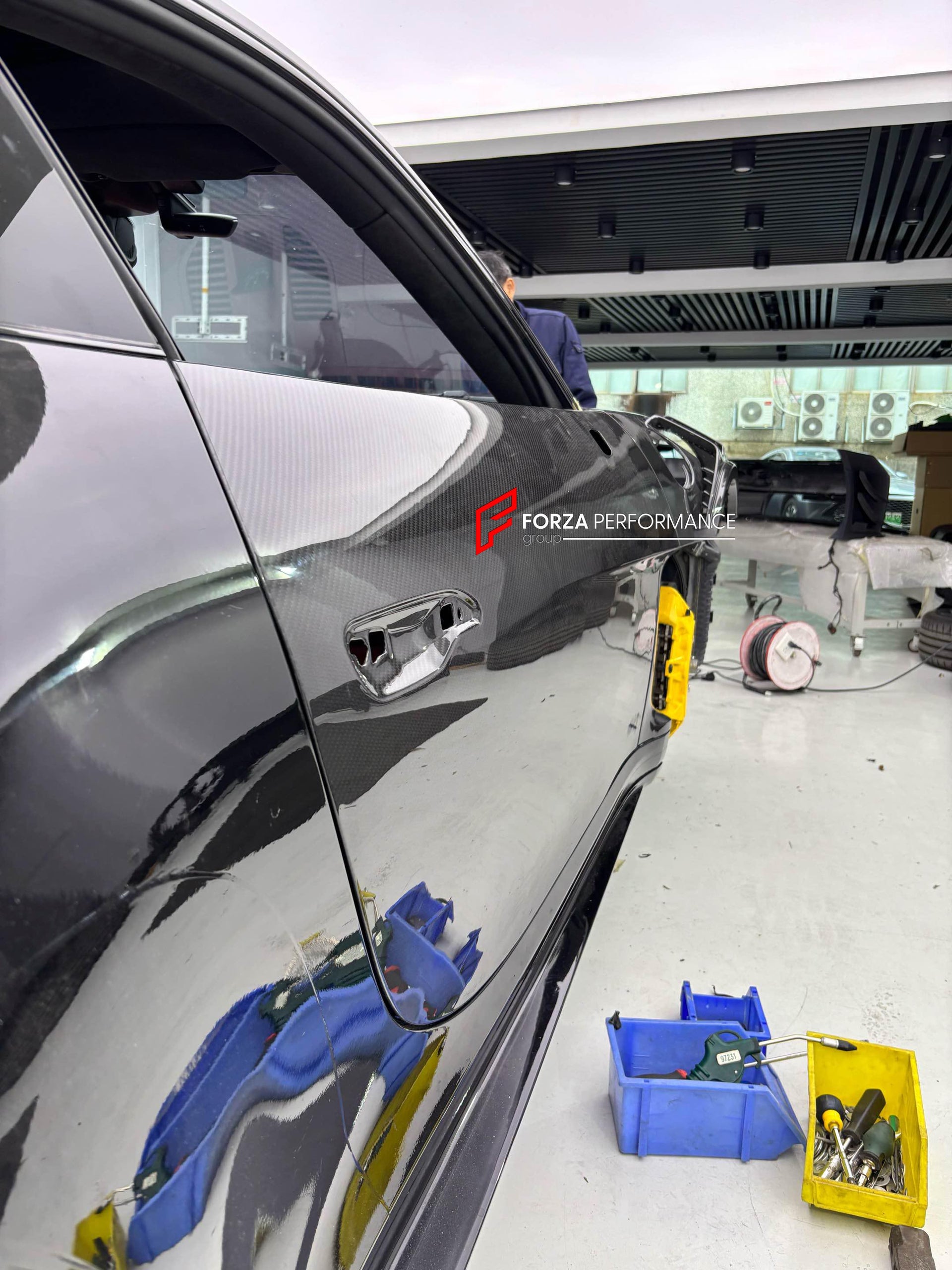 FULL CARBON SHELL REPLACEMENT PARTS for PORSCHE 911 992.1 GT3 RS 2019 - 2025
Set includes:

Front Lip
Front Bumper
Hood Bonnet
Front Fenders
Side Skirts
Doors
Quarter Panel
Engine Lid
Rear Duck Spoiler
Rear Bumper
Rear Diffuser
Rear Wing Spoiler
Material: Dry Carbon

NOTE: Professional installation is required.