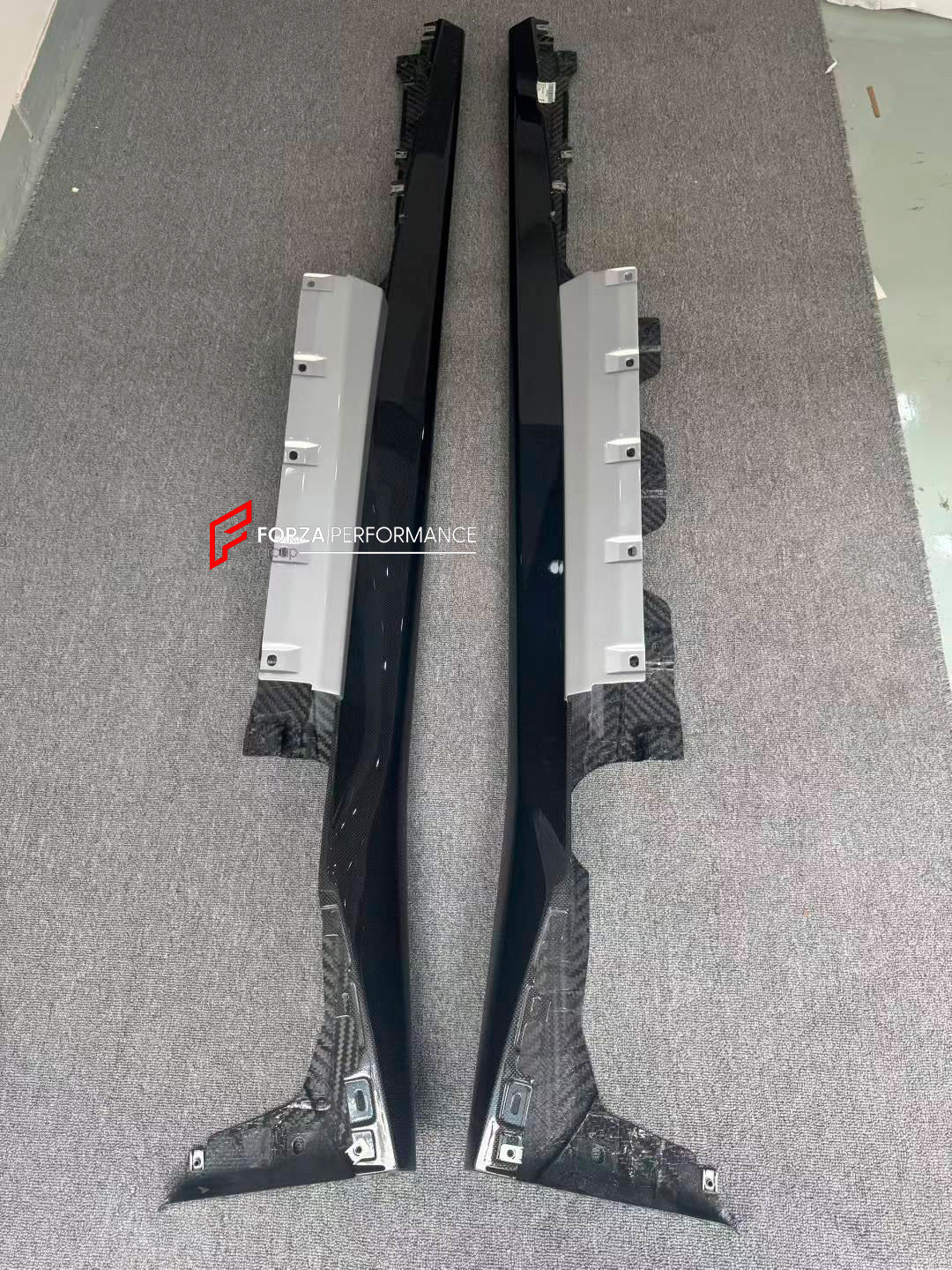 GENUINE FERRARI DRY CARBON SIDE SKIRTS for FERRARI 12 CILINDRI SPIDER 2024+

Set includes:

Side Skirts

Material: Dry Carbon