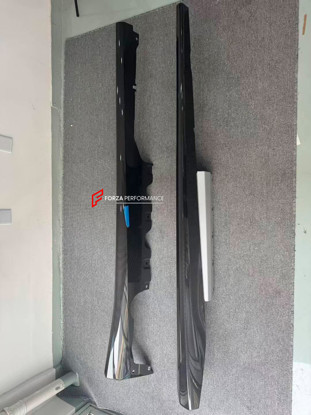 GENUINE FERRARI DRY CARBON SIDE SKIRTS for FERRARI 12 CILINDRI SPIDER 2024+

Set includes:

Side Skirts

Material: Dry Carbon