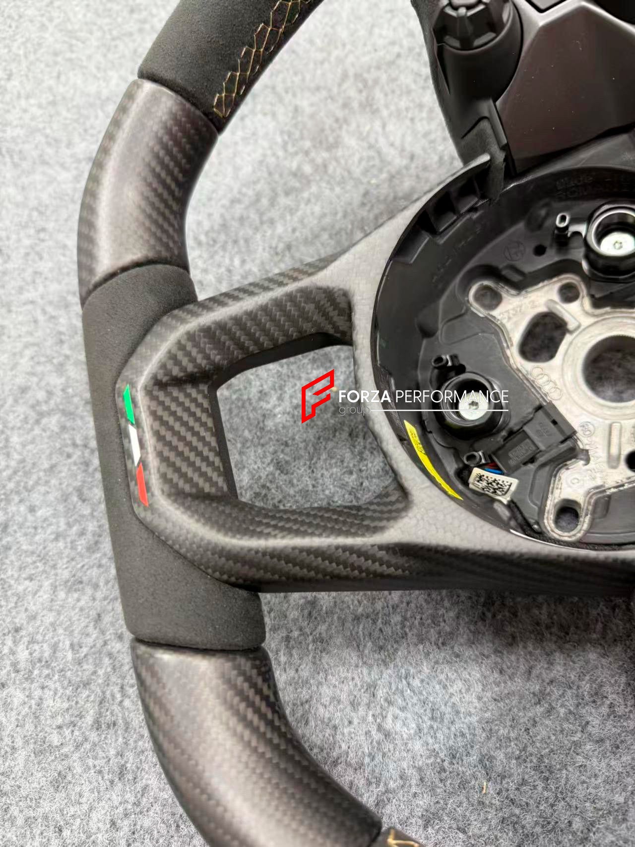 GENUINE LAMBORGHINI CARBON ALCANTARA STEERING WHEEL for LAMBORGHINI REVUELTO 2023+

Set includes:

Steering wheel

Condition: New

Material: Carbon, Alcantara